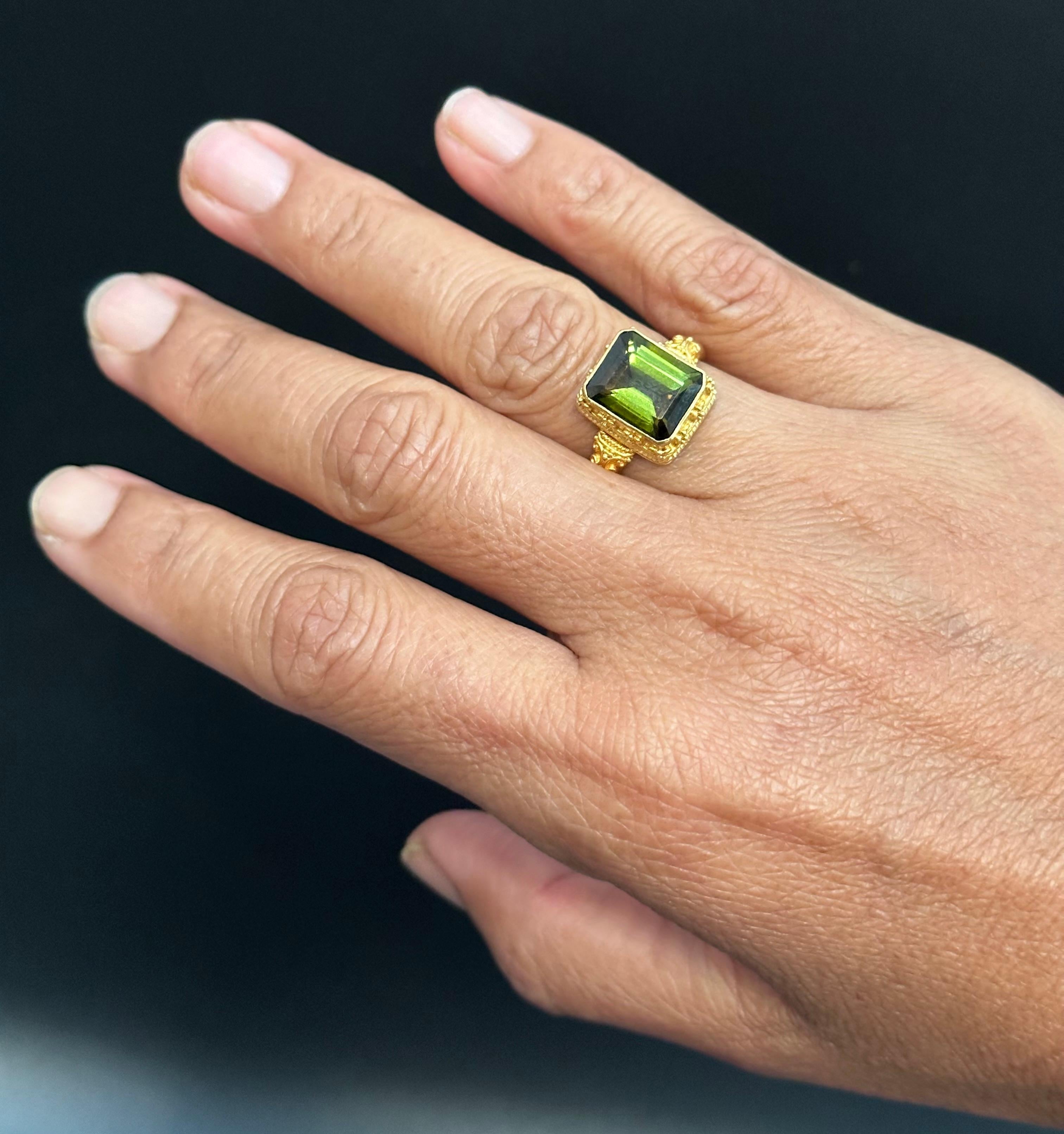 Taille octogone Steven Battelle, bague en or 22 carats avec tourmaline verte de 5,4 carats en vente