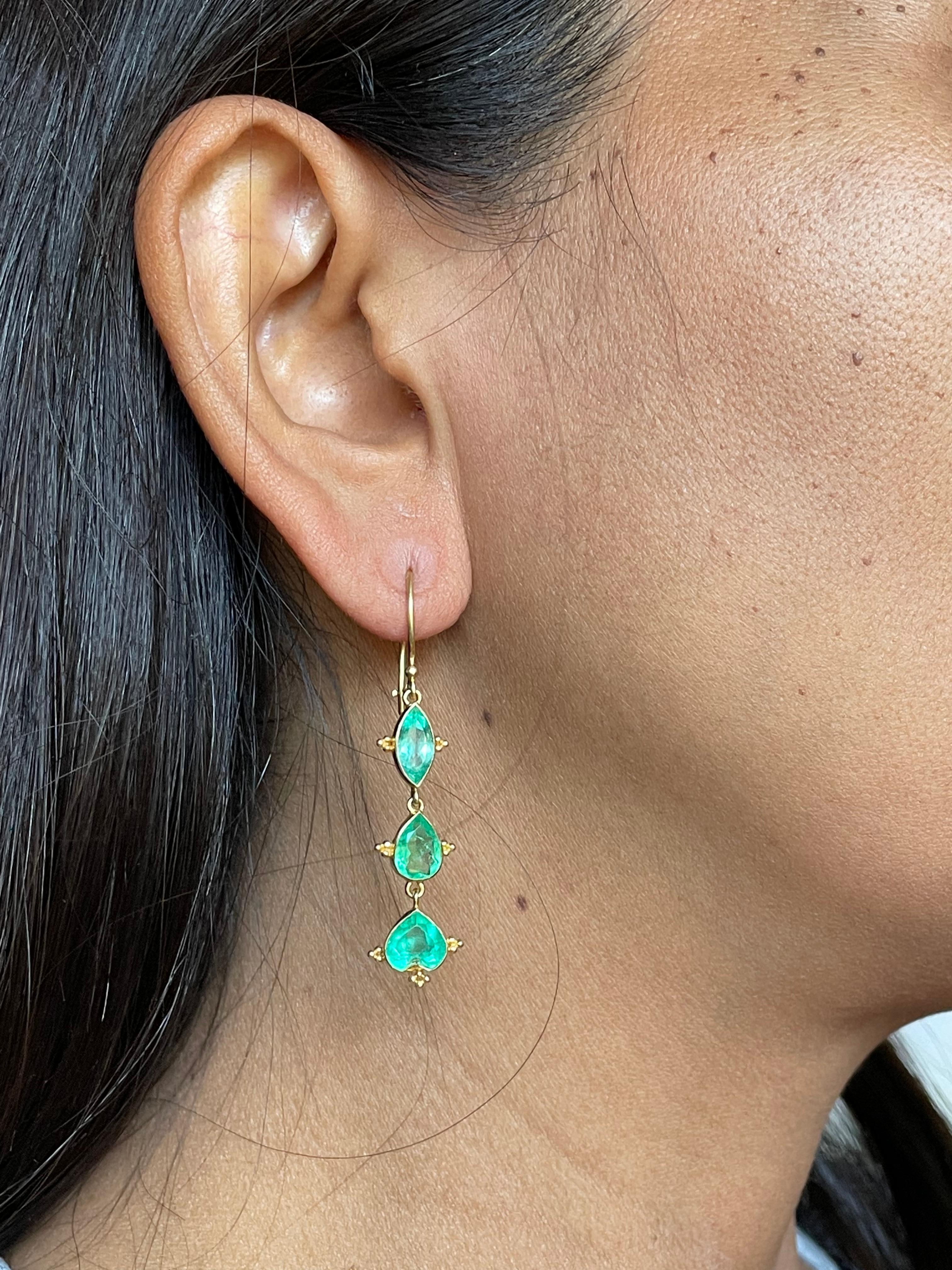 Contemporary Steven Battelle 5.4 Carats Multi-Stone Columbian Emerald 18K Gold Wire Earrings For Sale