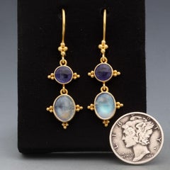 Pendientes de oro de 18 quilates Steven Battelle de tanzanita y piedra lunar arco iris de 5,4 quilates