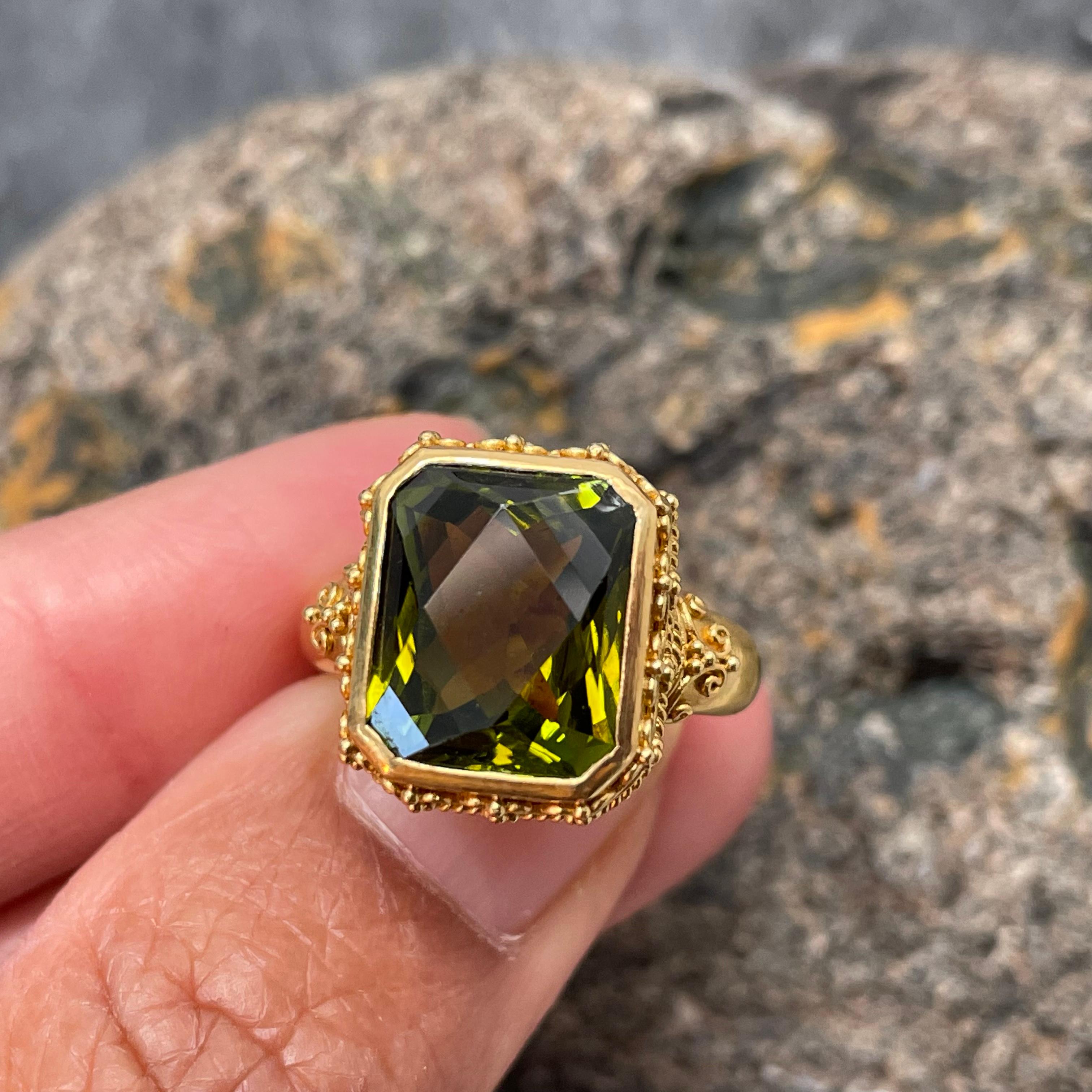 Taille coussin Steven Battelle, bague en or 22 carats avec tourmaline verte octogonale de 5,5 carats en vente
