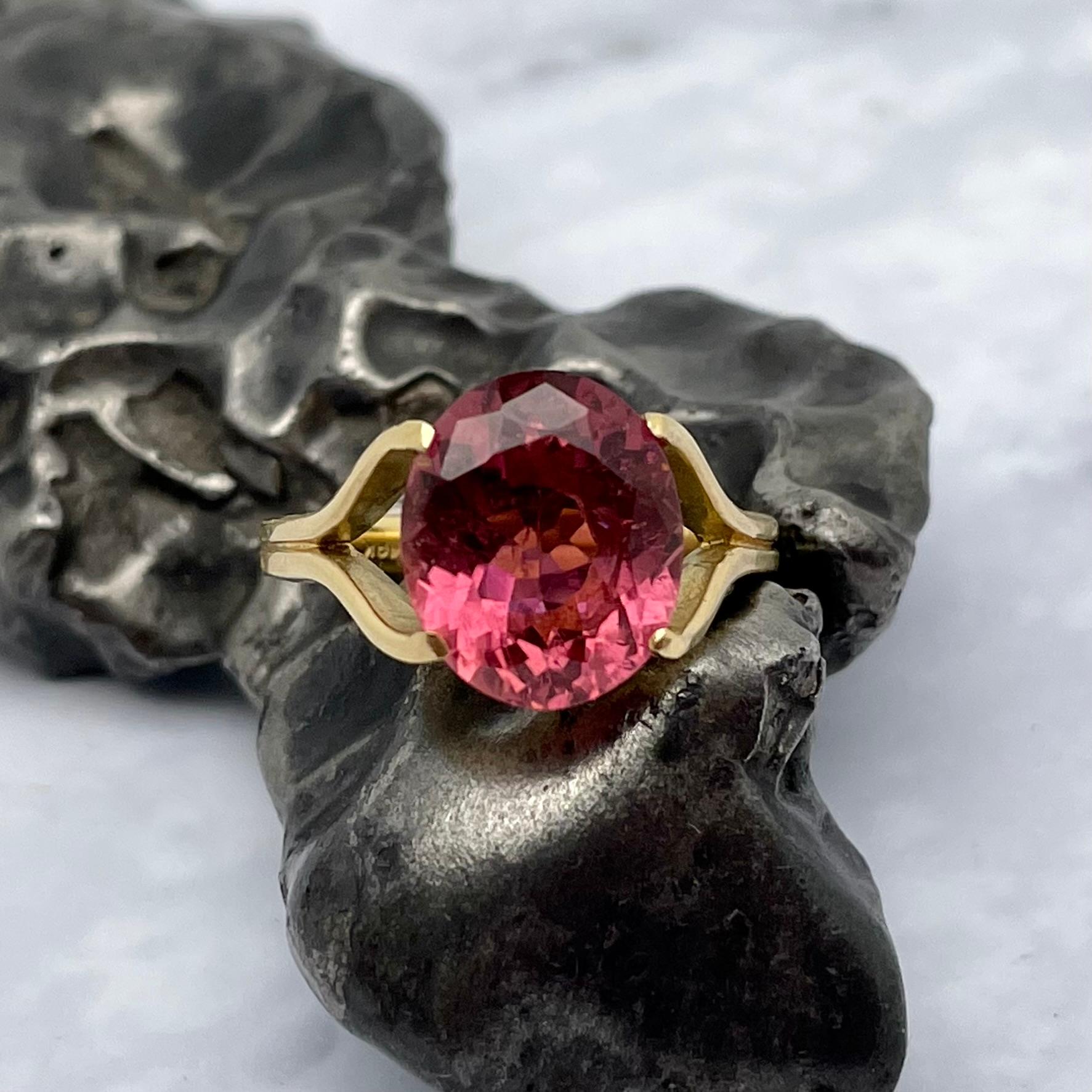 5.5 Carats Pink Tourmaline 18k Gold Ring For Sale 4
