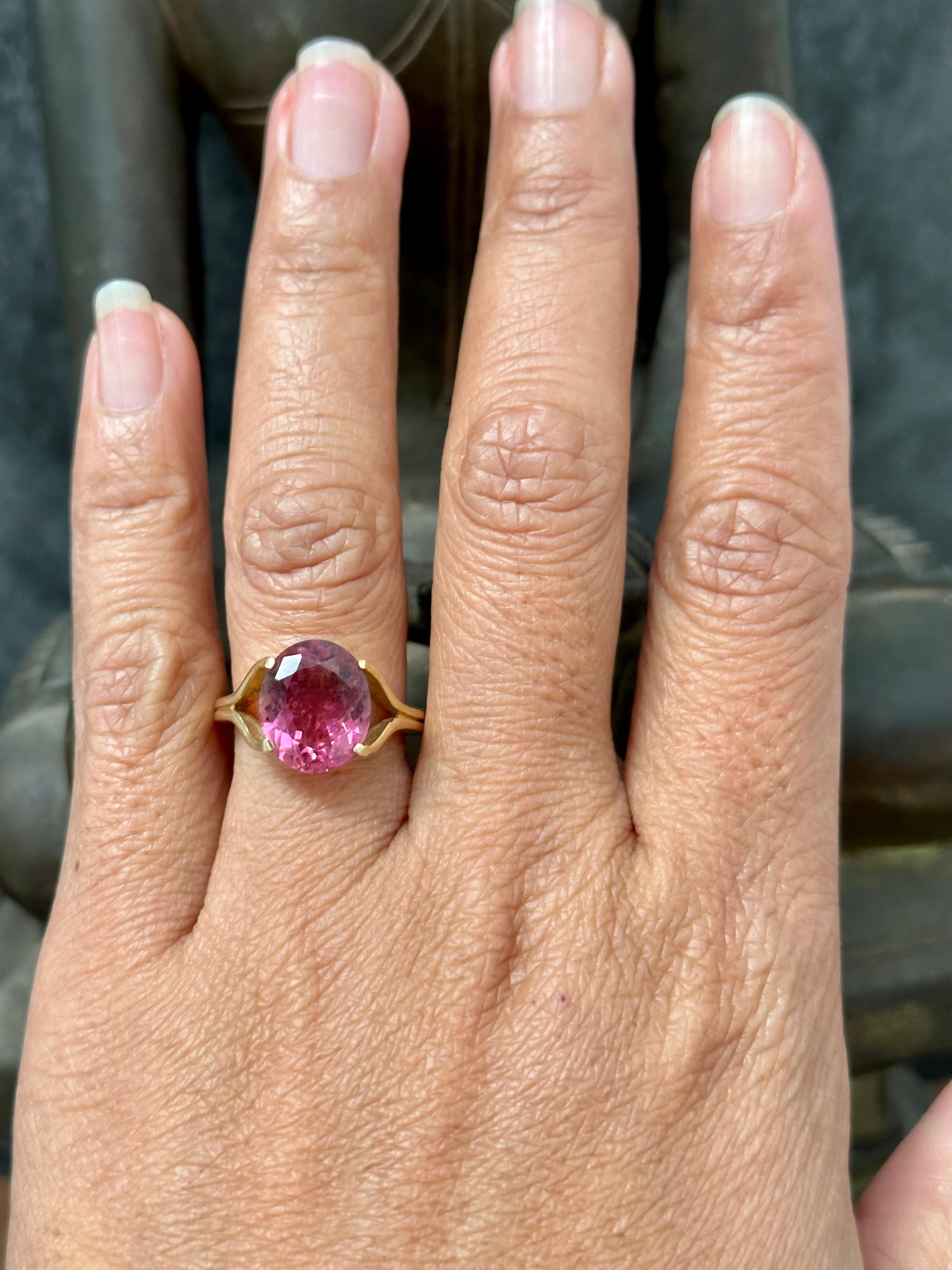 5.5 Carats Pink Tourmaline 18k Gold Ring For Sale 7