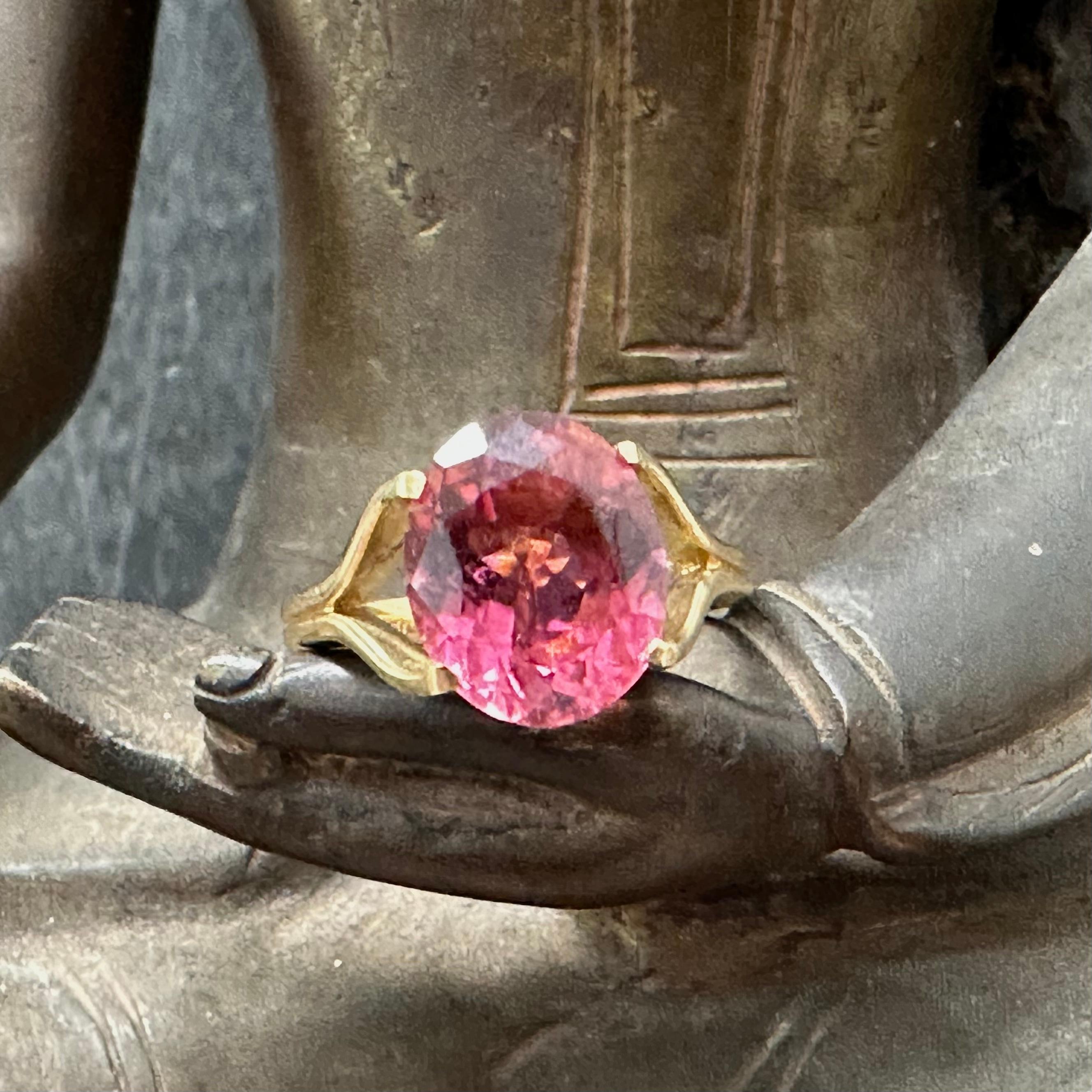 5.5 Carats Pink Tourmaline 18k Gold Ring For Sale 10