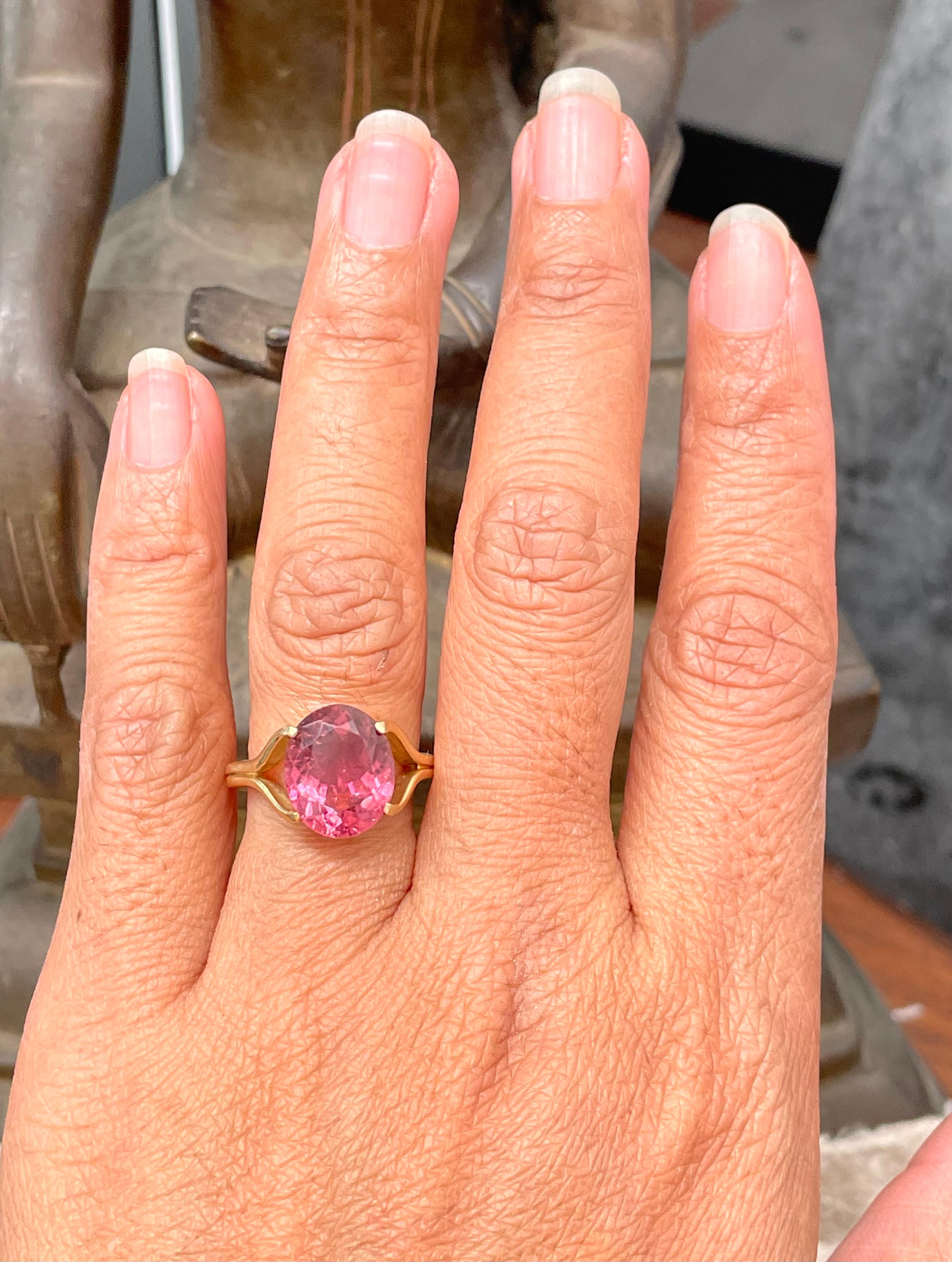 Contemporary 5.5 Carats Pink Tourmaline 18k Gold Ring For Sale