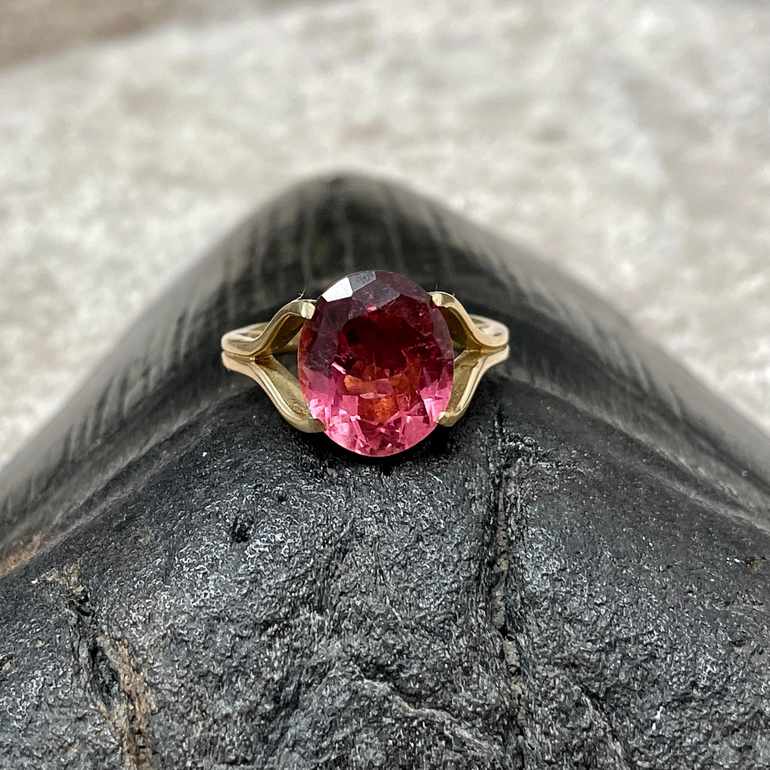 Oval Cut 5.5 Carats Pink Tourmaline 18k Gold Ring For Sale