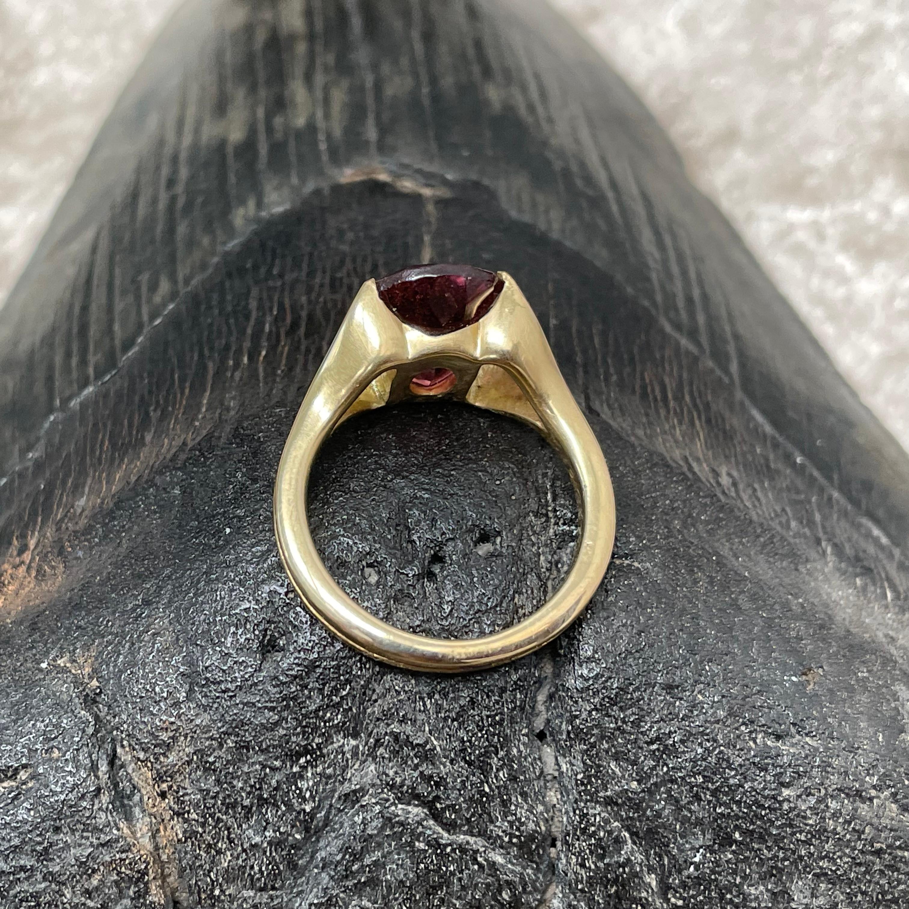 Women's or Men's 5.5 Carats Pink Tourmaline 18k Gold Ring For Sale