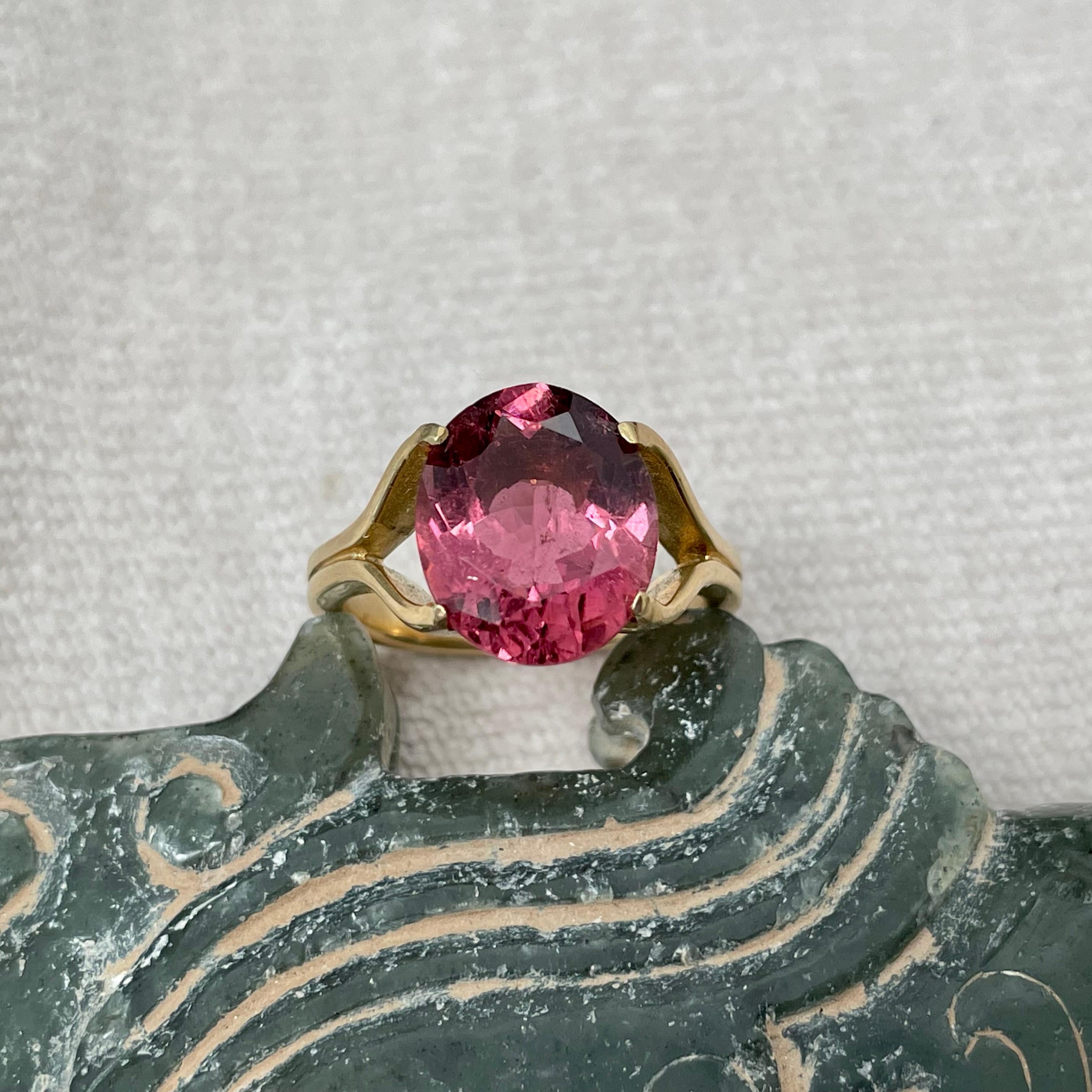 5.5 Carats Pink Tourmaline 18k Gold Ring For Sale 3