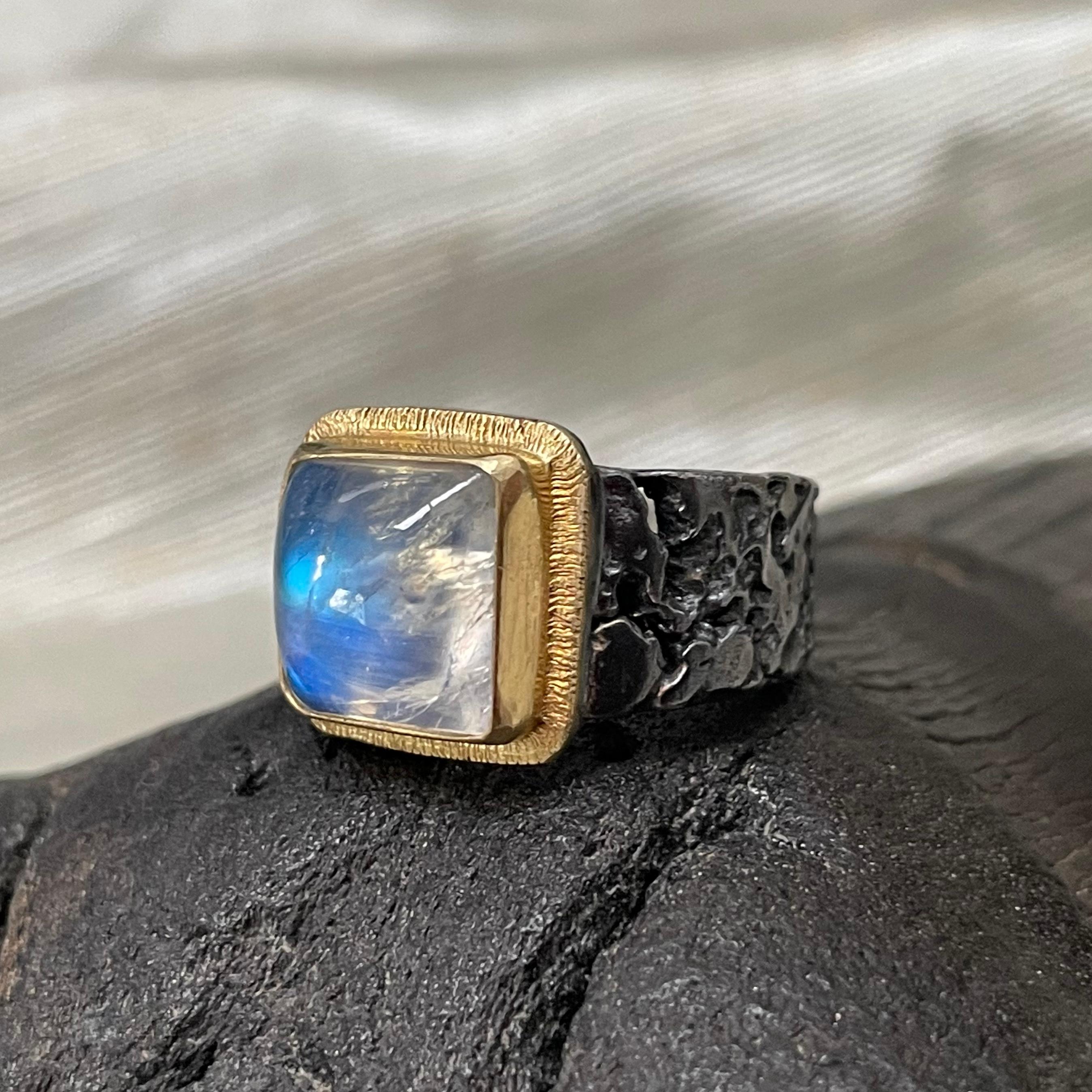 Steven Battelle Bague en or 18 carats et argent sterling oxydé avec pierre de lune arc-en-ciel de 5,5 carats en vente 4