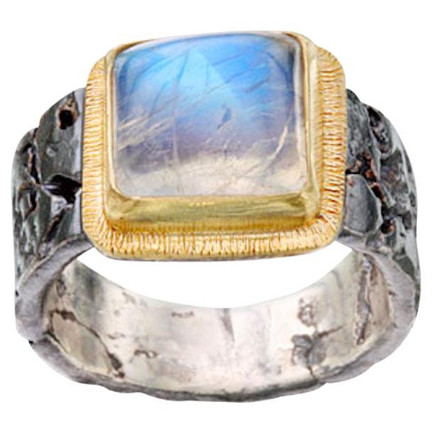 Steven Battelle Bague en or 18 carats et argent sterling oxydé avec pierre de lune arc-en-ciel de 5,5 carats en vente