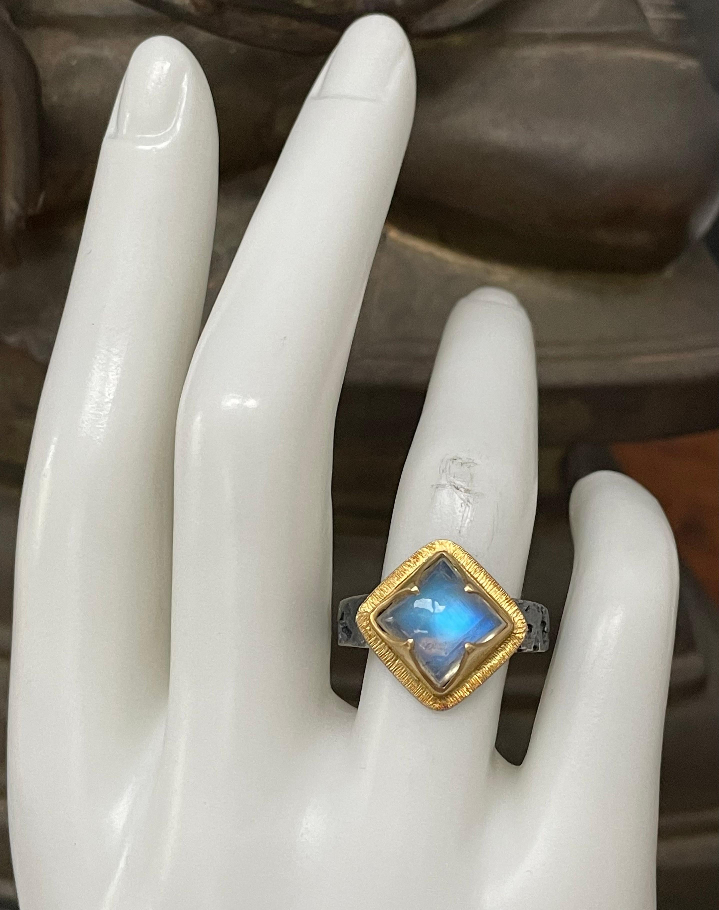 Steven Battelle 5.5 Carats Rainbow Moonstone Oxidized Silver 18K Gold Ring For Sale 4