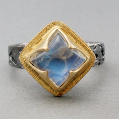 5 Karat Regenbogen-Mondstein Oxidiertes Silber 18K Gold Ring von Steven Battelle