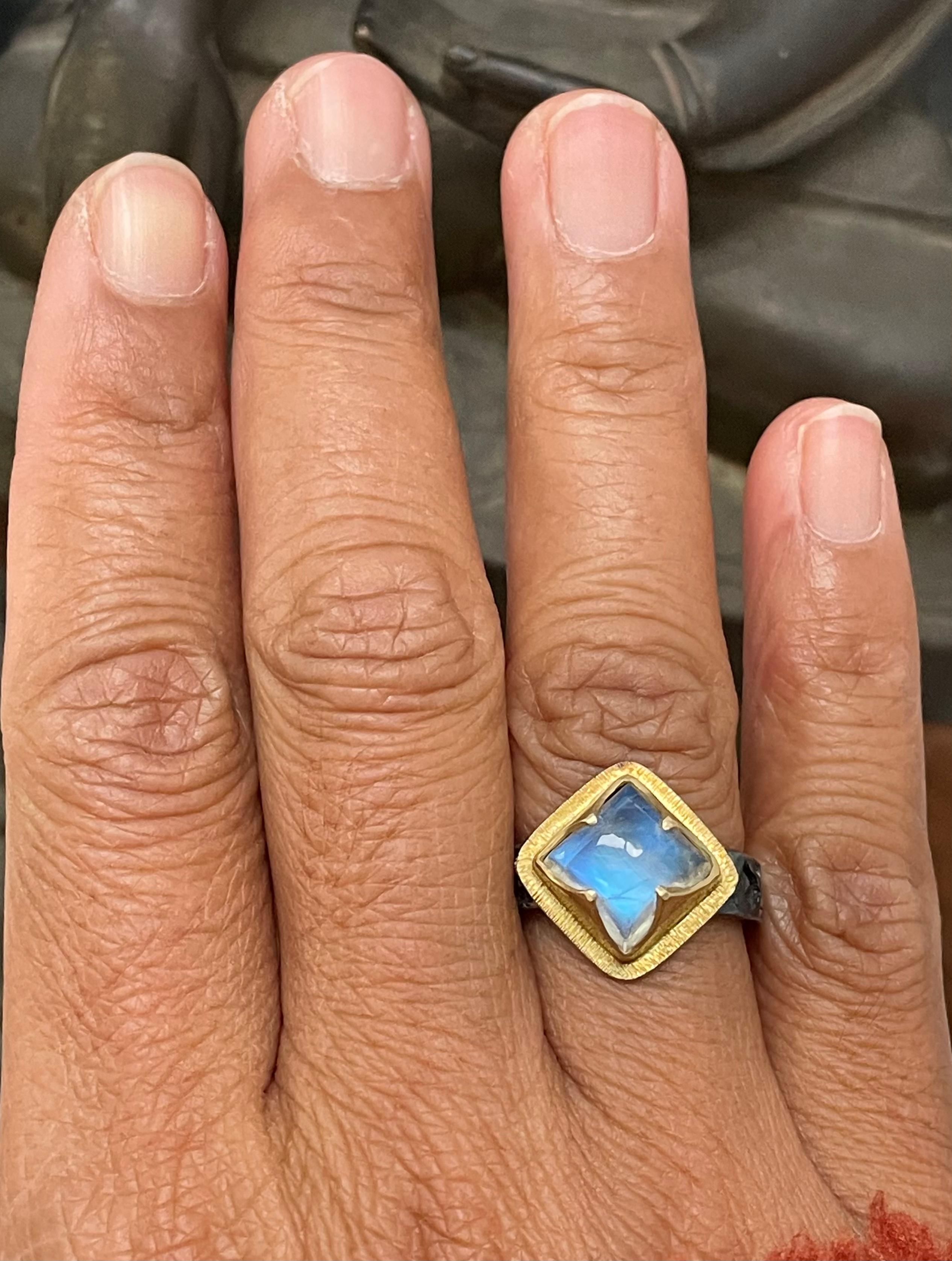 Steven Battelle 5.5 Carats Rainbow Moonstone Oxidized Silver 18K Gold Ring In New Condition For Sale In Soquel, CA