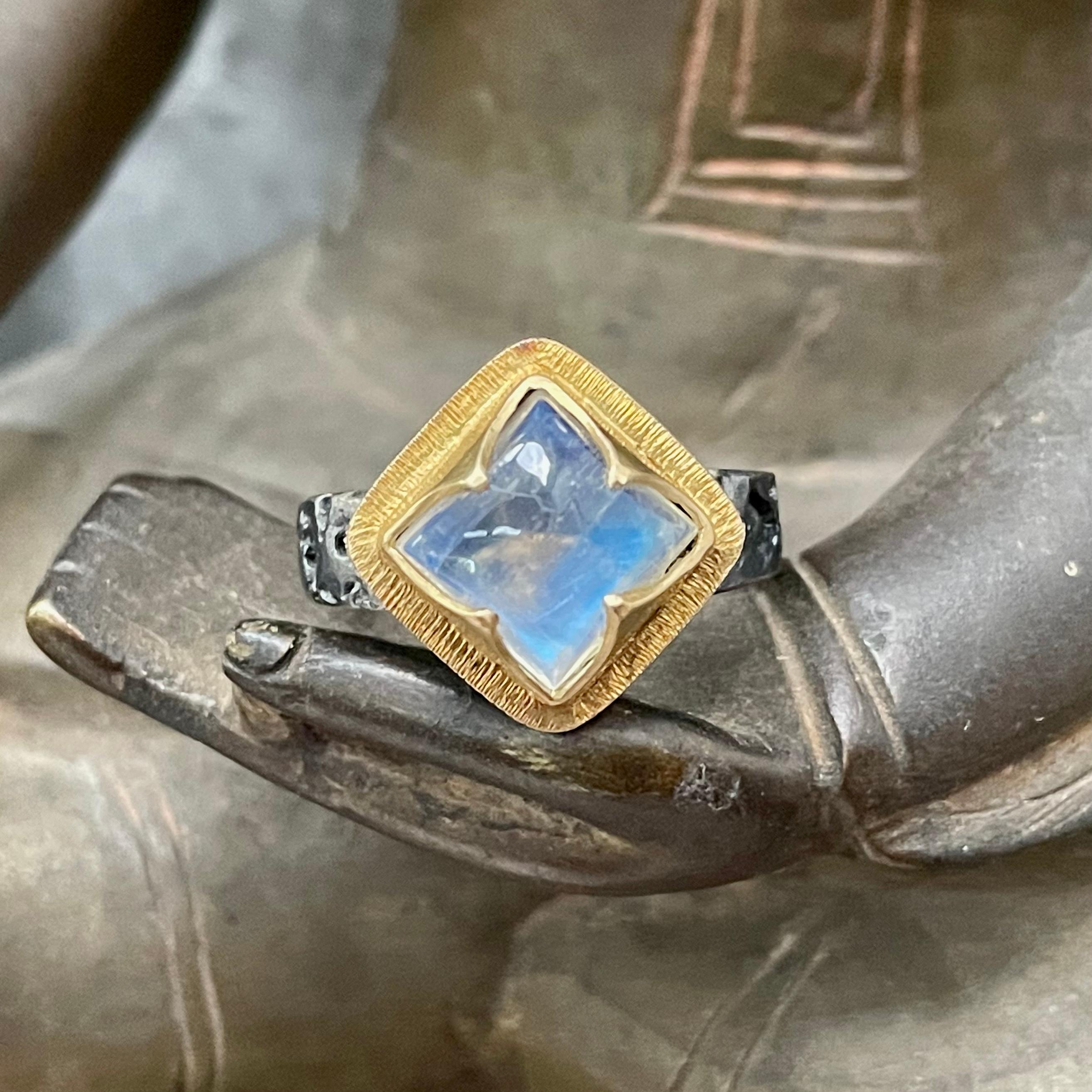 Steven Battelle 5.5 Carats Rainbow Moonstone Oxidized Silver 18K Gold Ring For Sale 2
