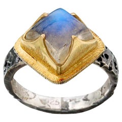 5 Karat Regenbogen-Mondstein Oxidiertes Silber 18K Gold Ring von Steven Battelle