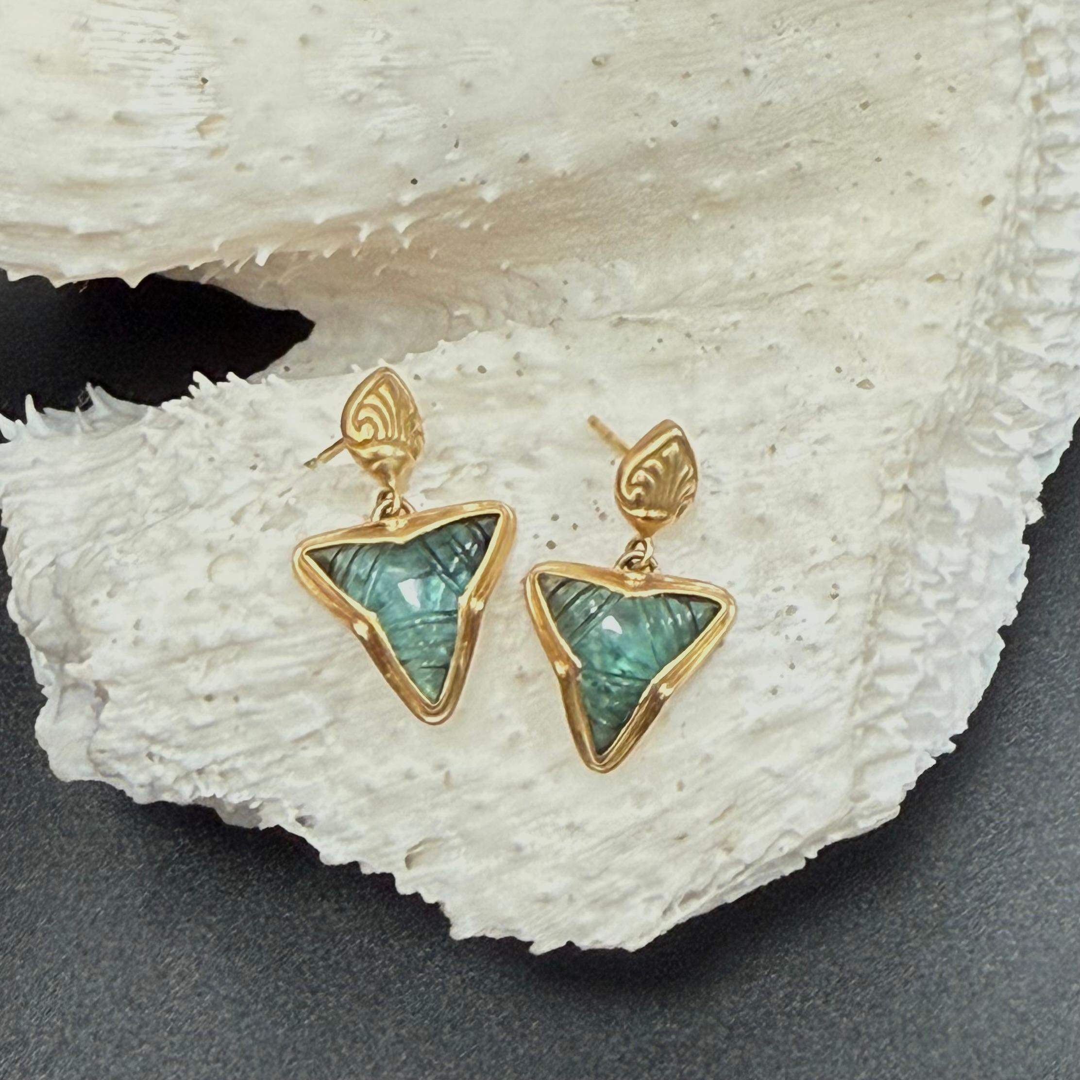 Steven Battelle 5.6 Carats Carved Blue Tourmaline 18K Gold Post Earrings In New Condition For Sale In Soquel, CA