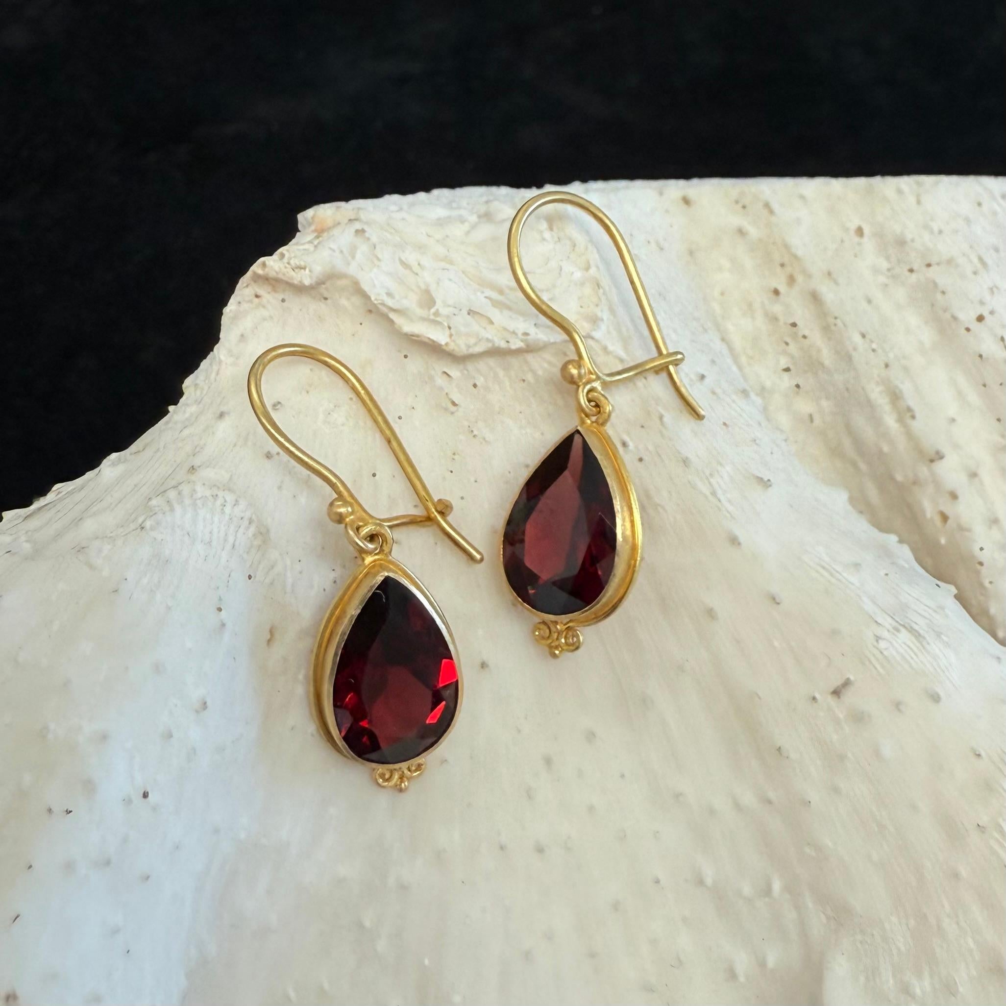 Steven Battelle 5.8 Carats Mozambique Garnet 18K Gold Earrings For Sale 5