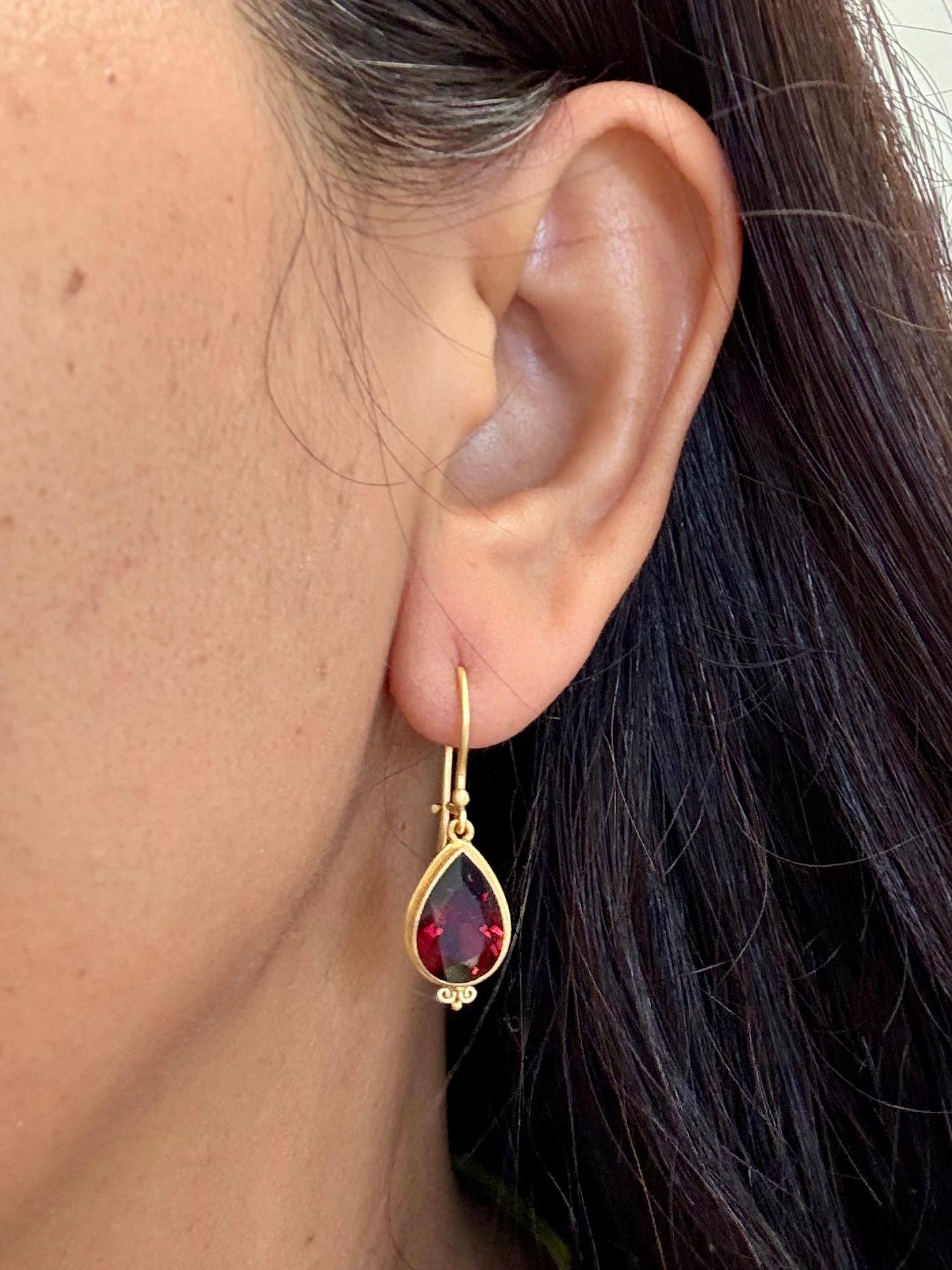 Contemporary Steven Battelle 5.8 Carats Mozambique Garnet 18K Gold Earrings For Sale