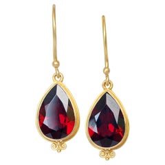 Steven Battelle, boucles d'oreilles en or 18 carats avec grenat du Mozambique de 5,8 carats
