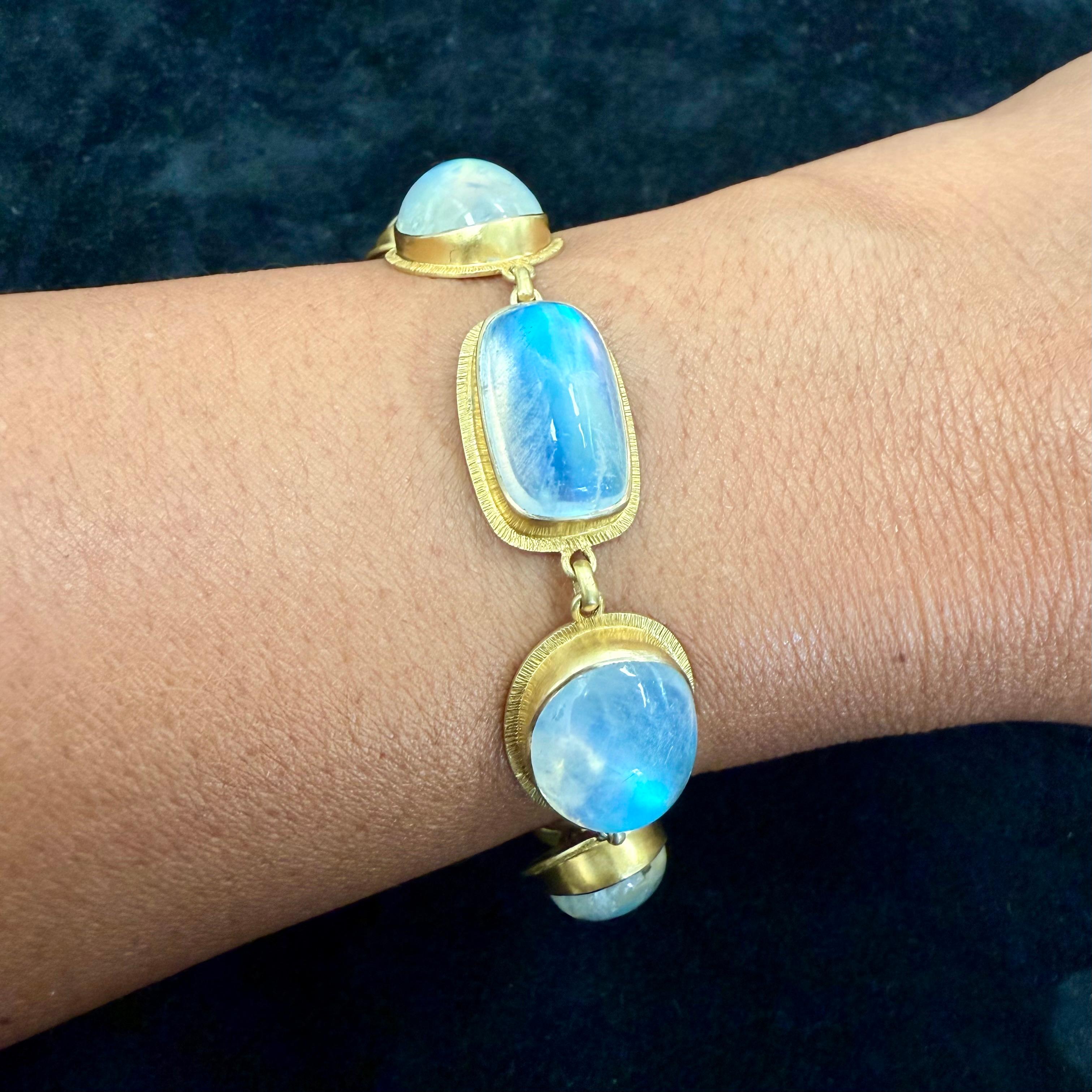 Steven Battelle 59 Carati Pietra di Luna Arcobaleno Bracciale in Oro/Argento 18K in vendita 5