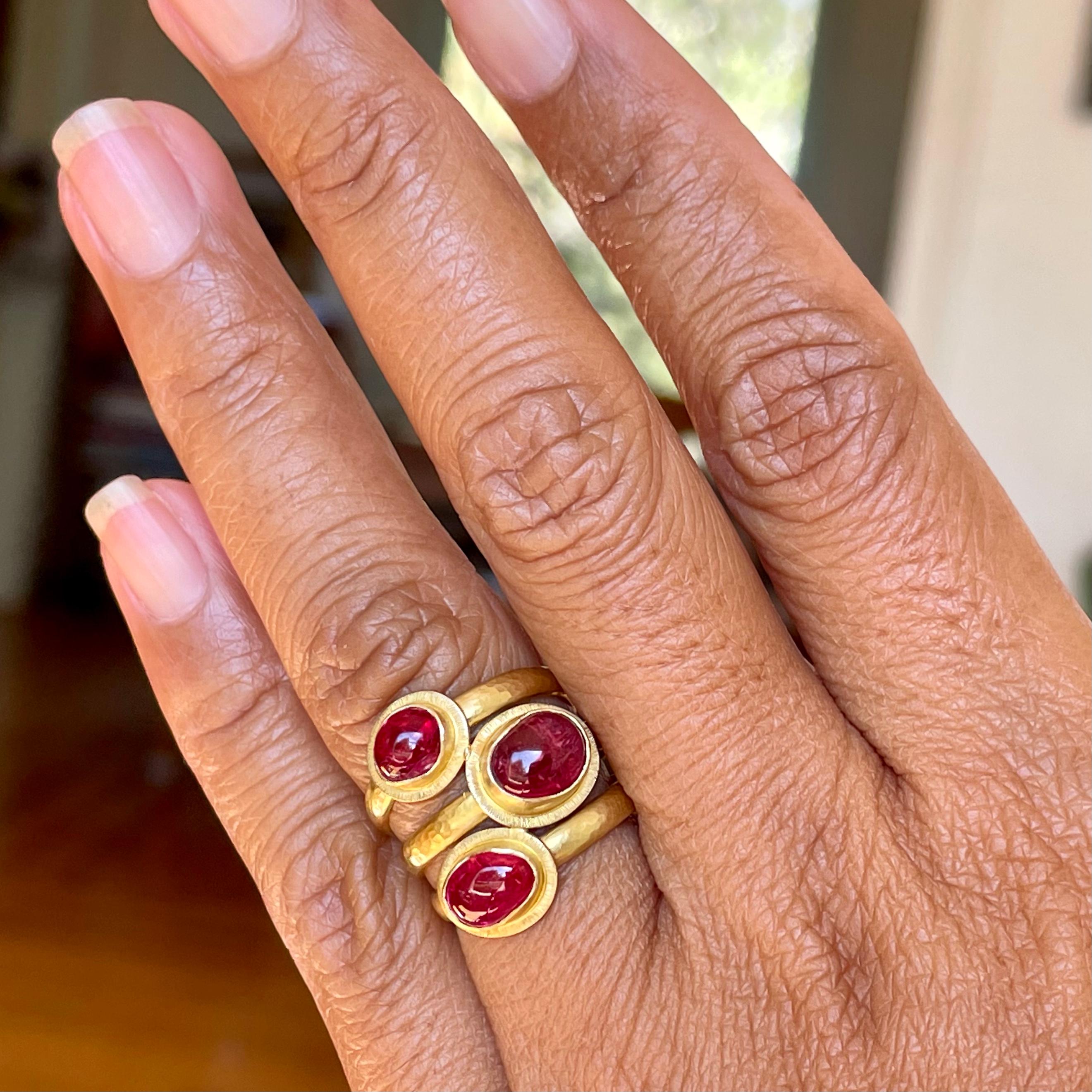 Steven Battelle 5.9 Carats Triple Spinel 18K Gold Ring In New Condition For Sale In Soquel, CA