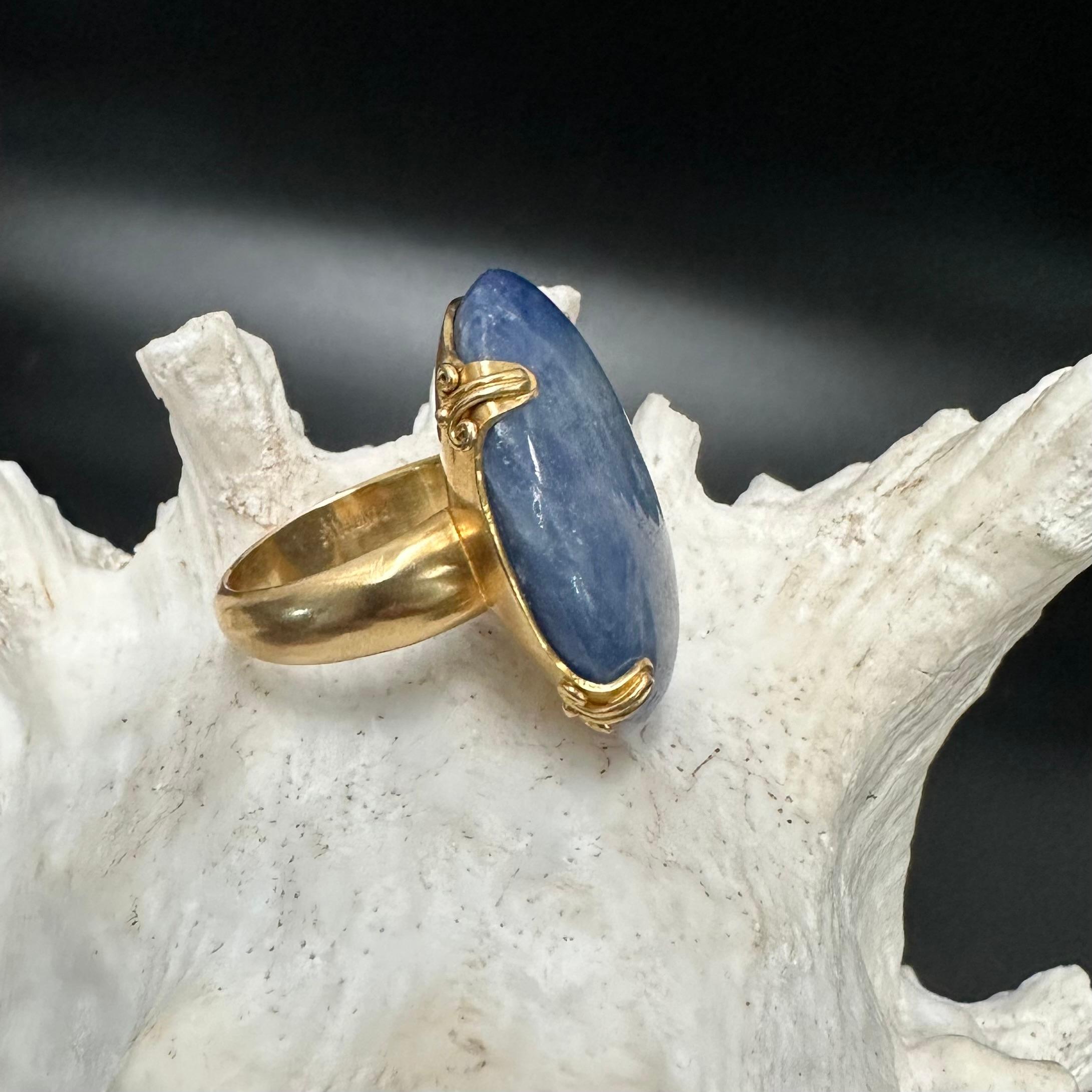 Steven Battelle 18 Karat Goldring mit 60.0 Karat großem blauem Saphir und Cabochon im Angebot 1