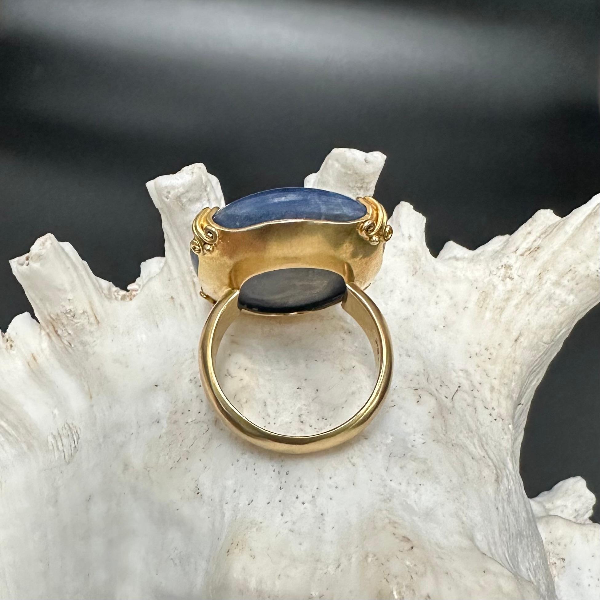 Steven Battelle 18 Karat Goldring mit 60.0 Karat großem blauem Saphir und Cabochon im Angebot 4