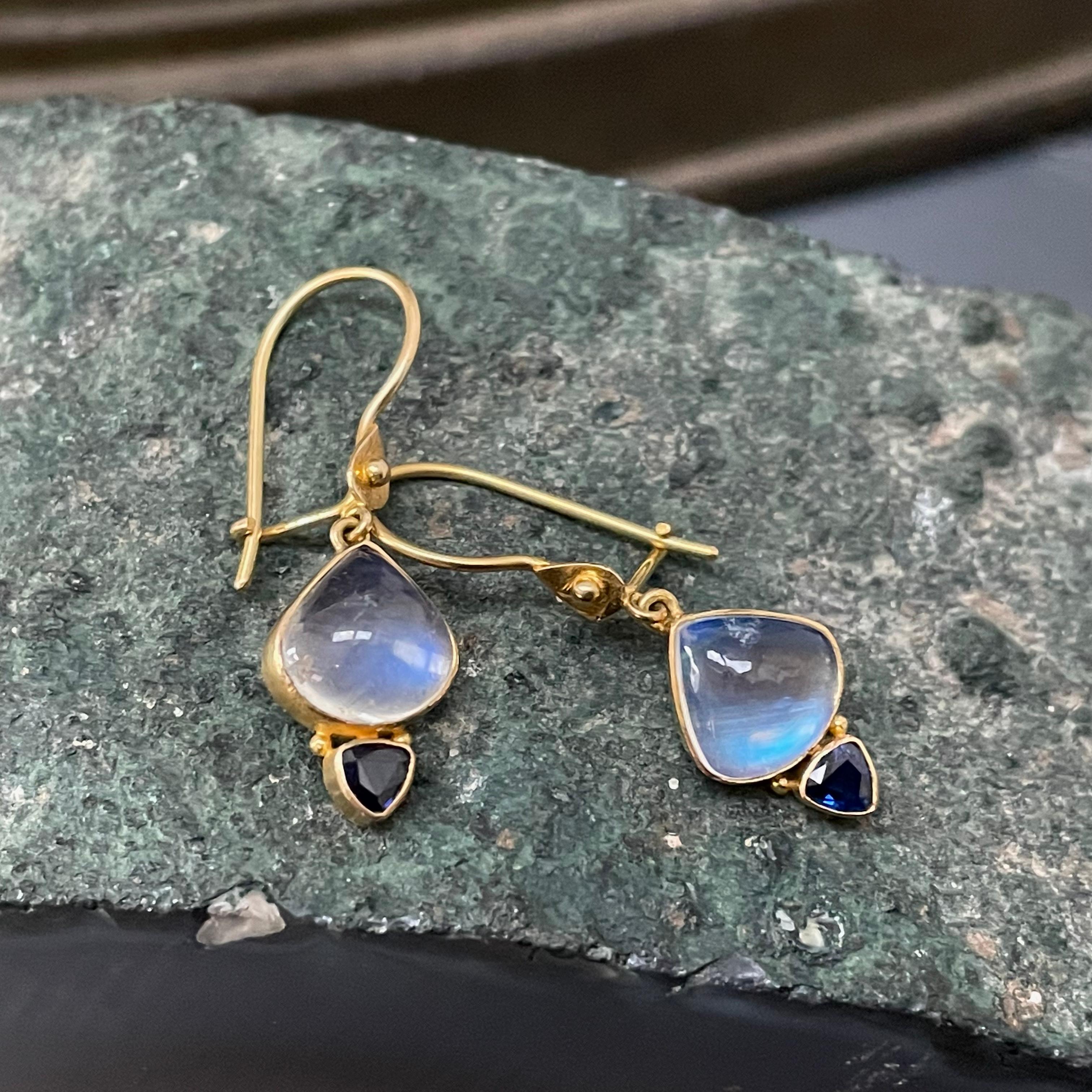 Steven Battelle 6.1 Carats Rainbow Moonstone Blue Sapphire 18K Gold Earrings In New Condition For Sale In Soquel, CA