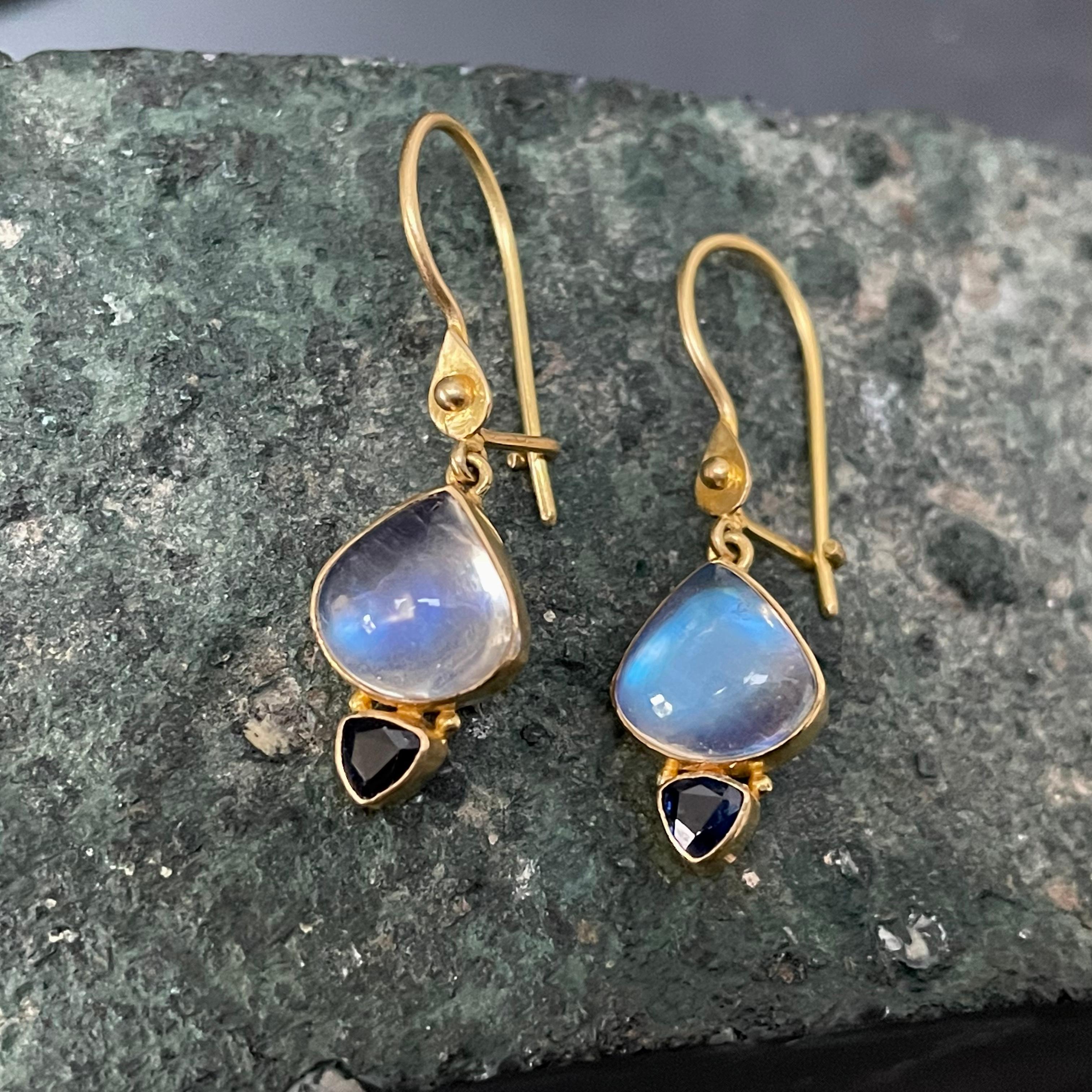 Women's Steven Battelle 6.1 Carats Rainbow Moonstone Blue Sapphire 18K Gold Earrings For Sale