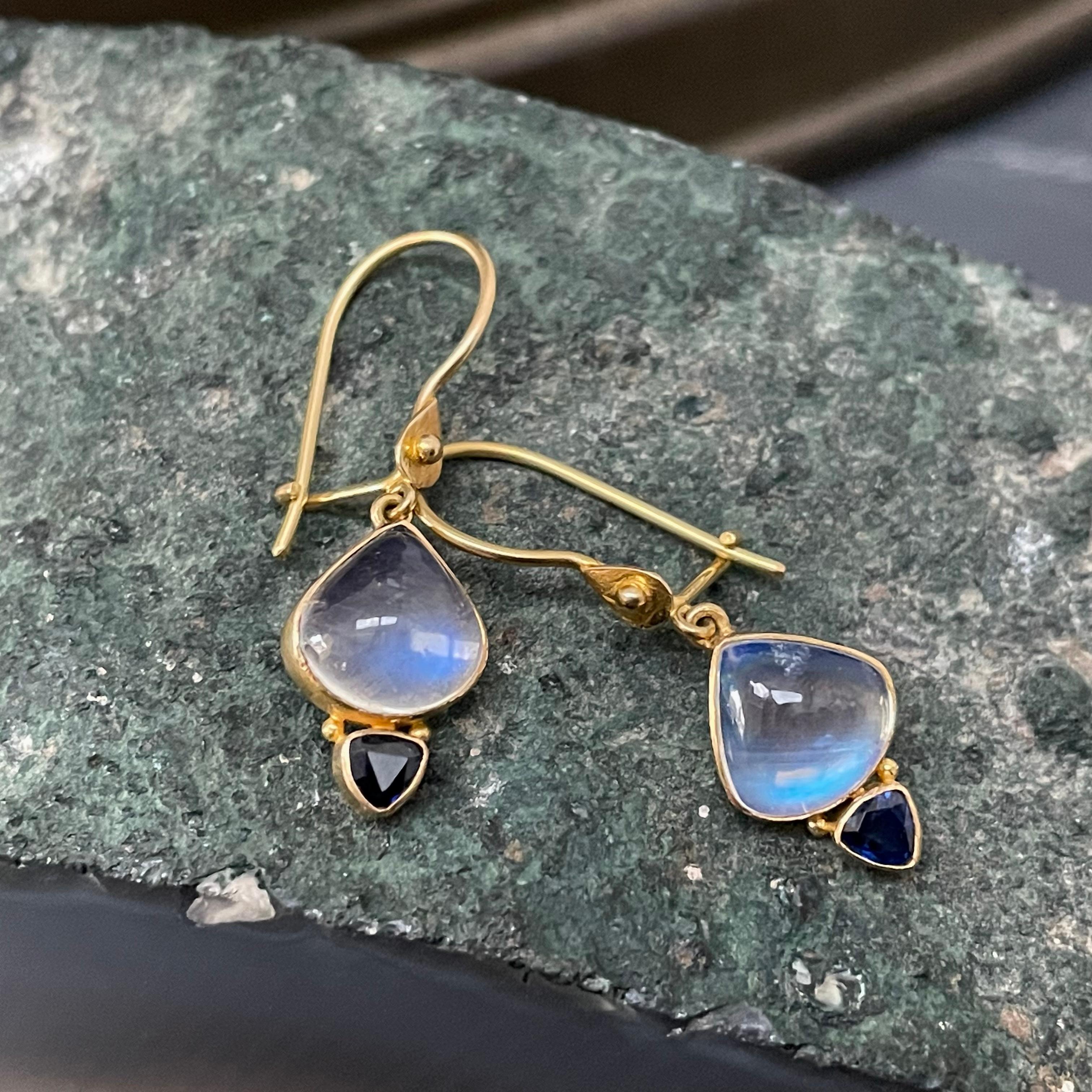 Steven Battelle 6.1 Carats Rainbow Moonstone Blue Sapphire 18K Gold Earrings For Sale 1