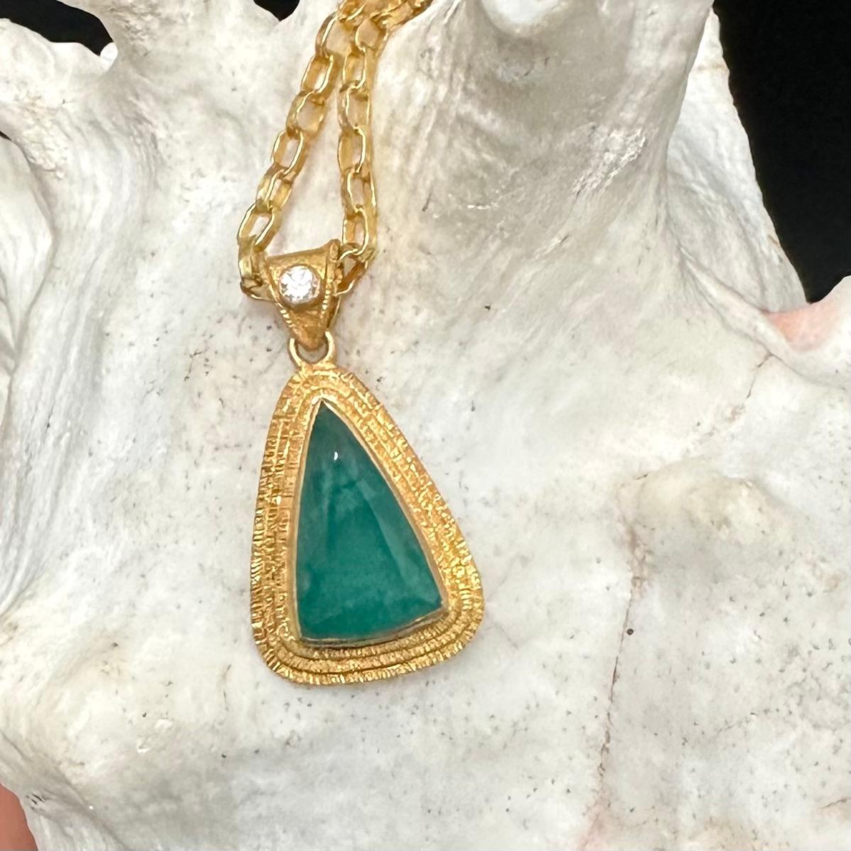 Steven Battelle 6.2 Carats Brazilian Emerald Diamond 18K Gold Pendant For Sale 3
