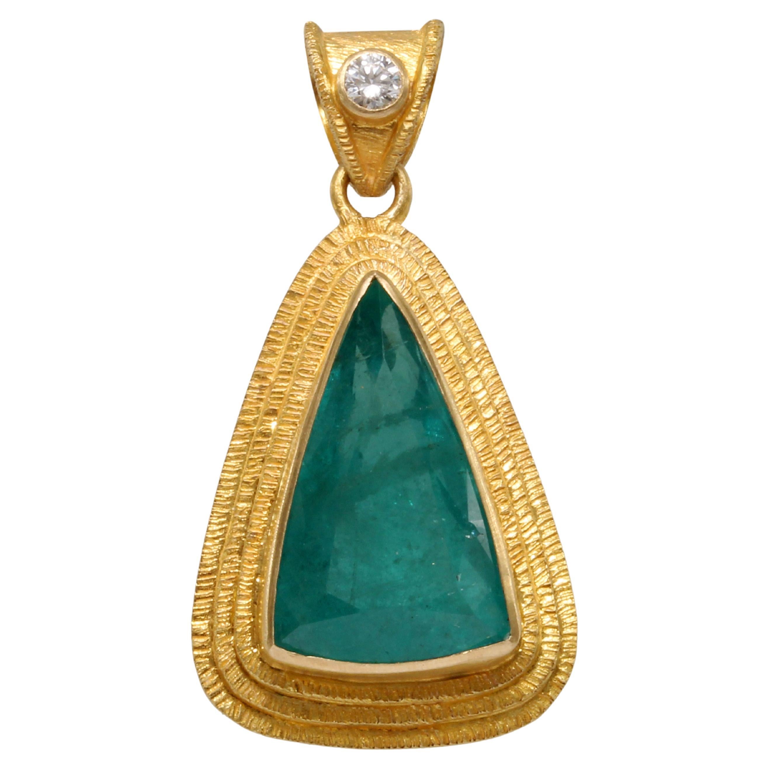 Colgante de oro de 18 quilates con diamante esmeralda brasileño Steven Battelle de 6,2 quilates