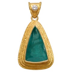Colgante de oro de 18 quilates con diamante esmeralda brasileño Steven Battelle de 6,2 quilates