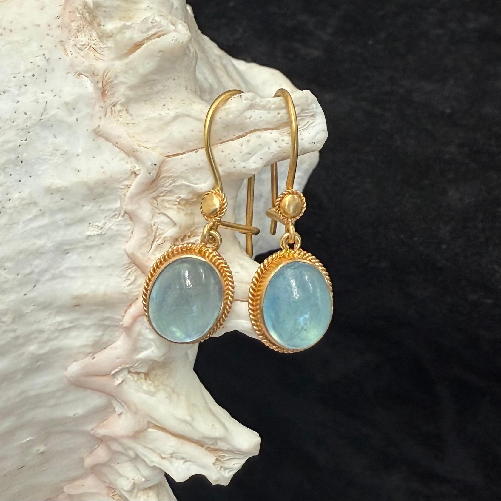 Contemporaneo Steven Battelle Orecchini a filo in oro 18K con acquamarina cabochon da 6,2 carati in vendita