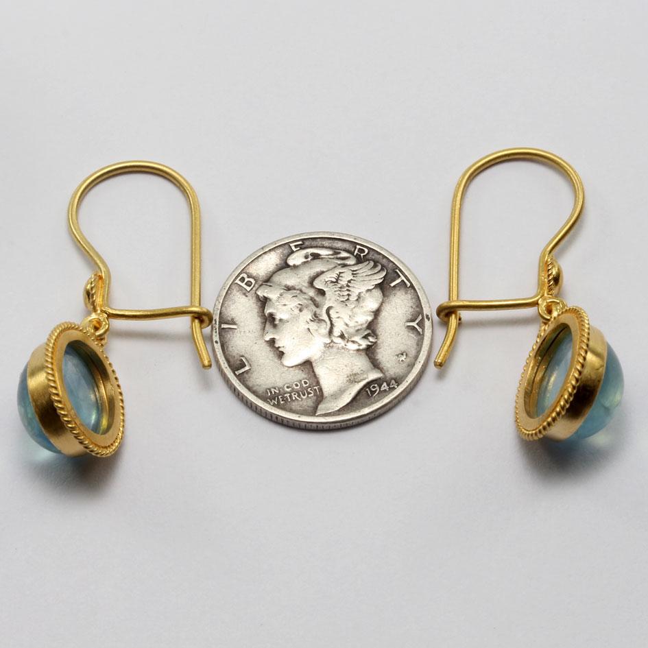 Cabochon Steven Battelle Orecchini a filo in oro 18K con acquamarina cabochon da 6,2 carati in vendita