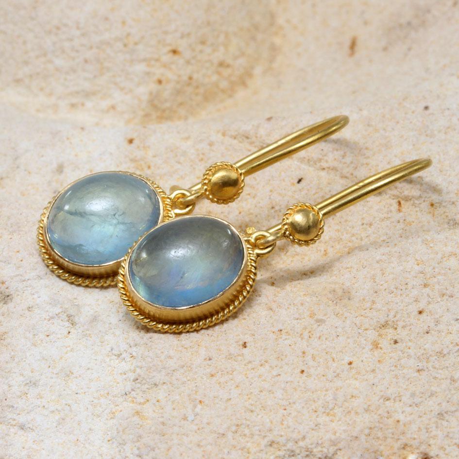 Steven Battelle Orecchini a filo in oro 18K con acquamarina cabochon da 6,2 carati In condizioni Nuovo in vendita a Soquel, CA