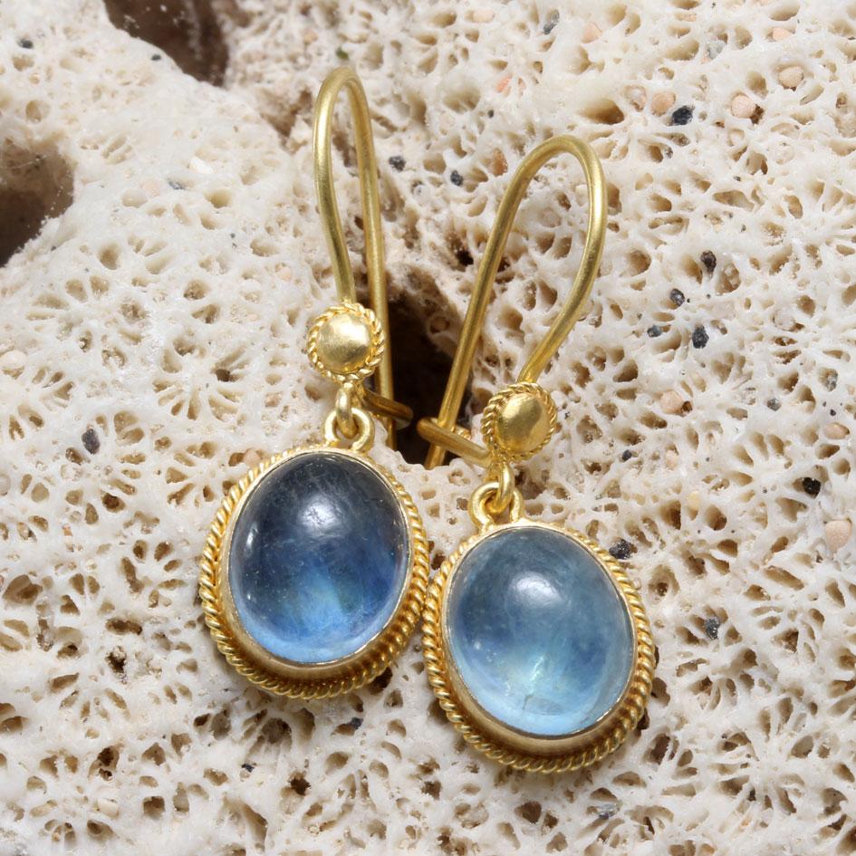 Donna Steven Battelle Orecchini a filo in oro 18K con acquamarina cabochon da 6,2 carati in vendita