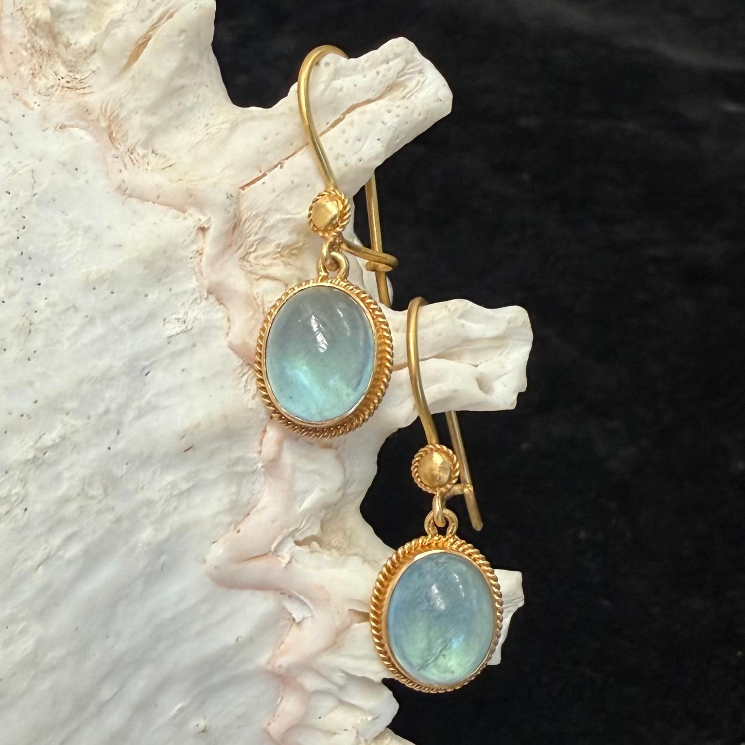 Steven Battelle Orecchini a filo in oro 18K con acquamarina cabochon da 6,2 carati in vendita 2