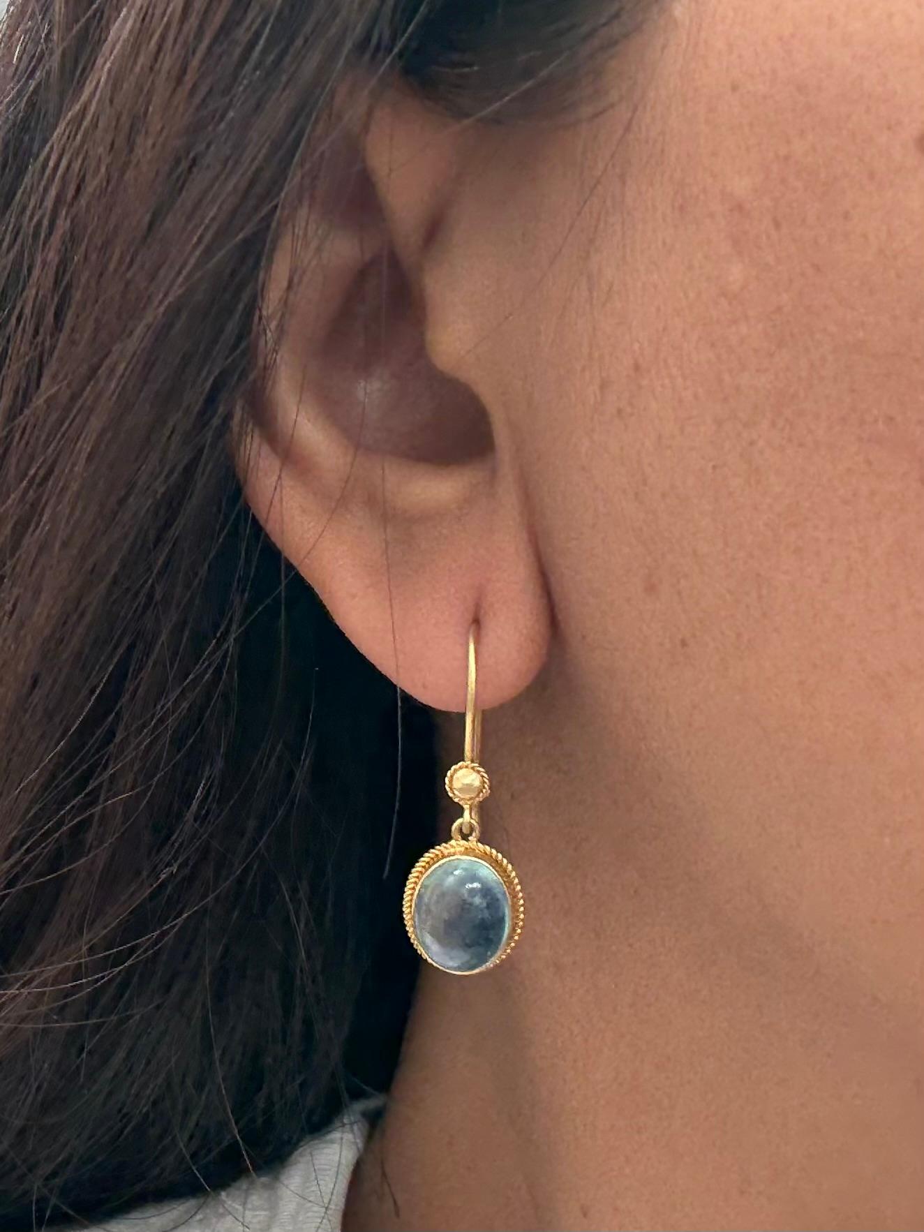 Steven Battelle Orecchini a filo in oro 18K con acquamarina cabochon da 6,2 carati in vendita 3