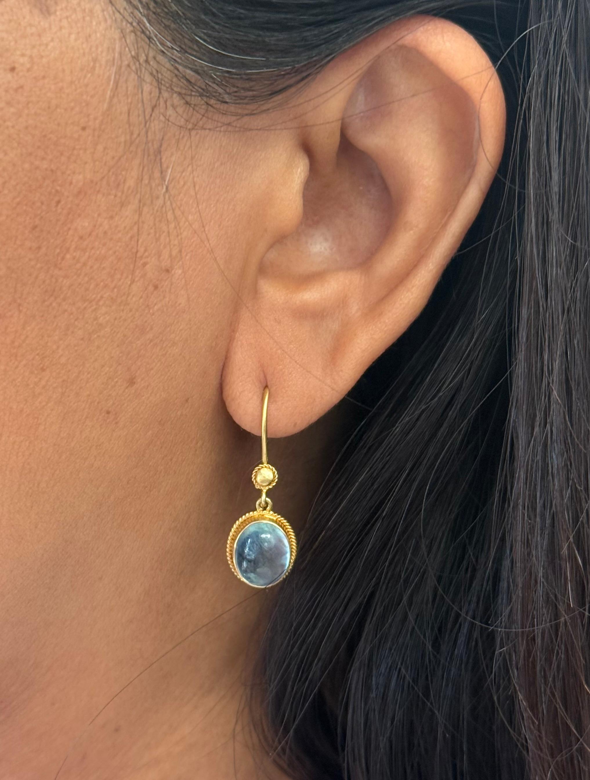 Steven Battelle Orecchini a filo in oro 18K con acquamarina cabochon da 6,2 carati in vendita 3