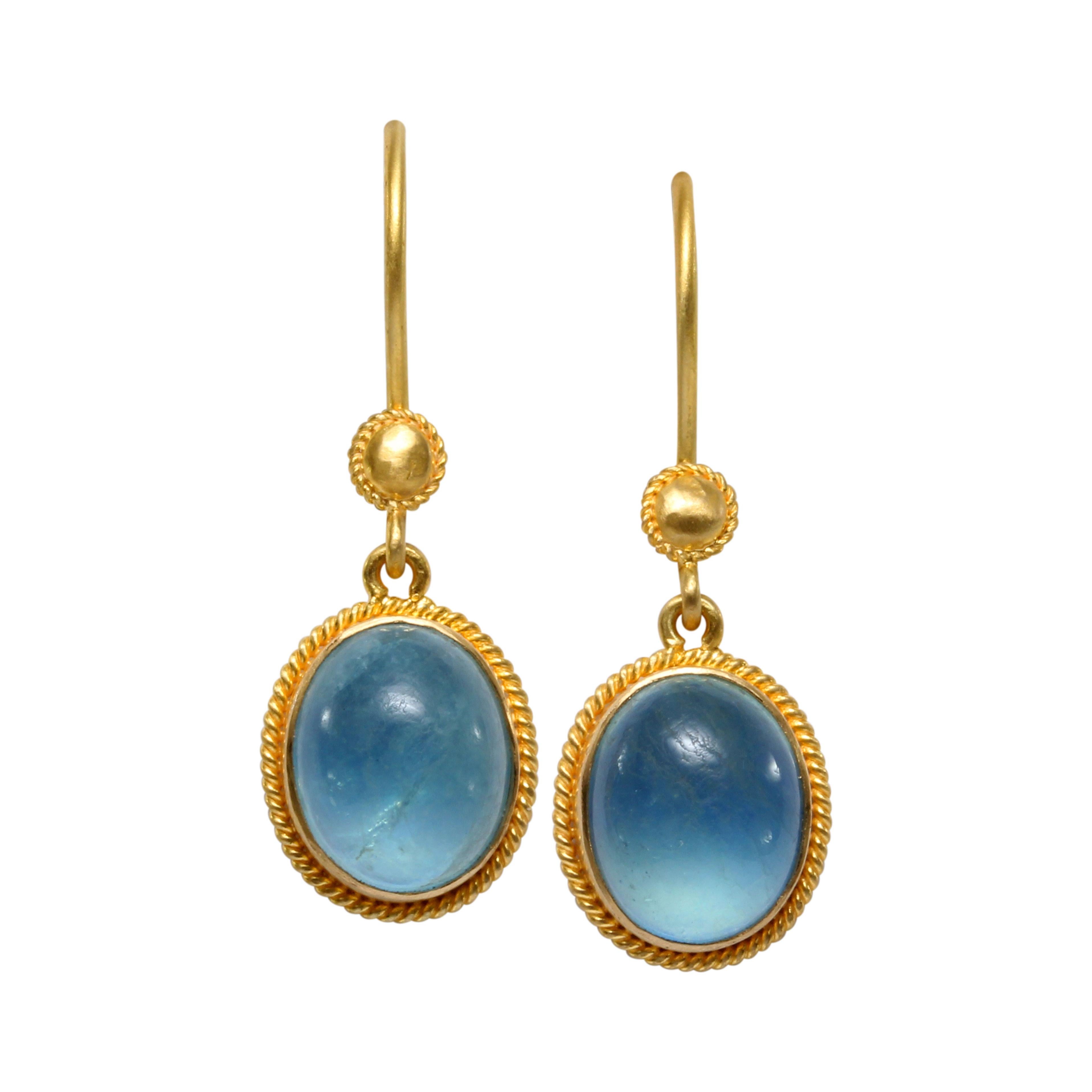 Steven Battelle Orecchini a filo in oro 18K con acquamarina cabochon da 6,2 carati