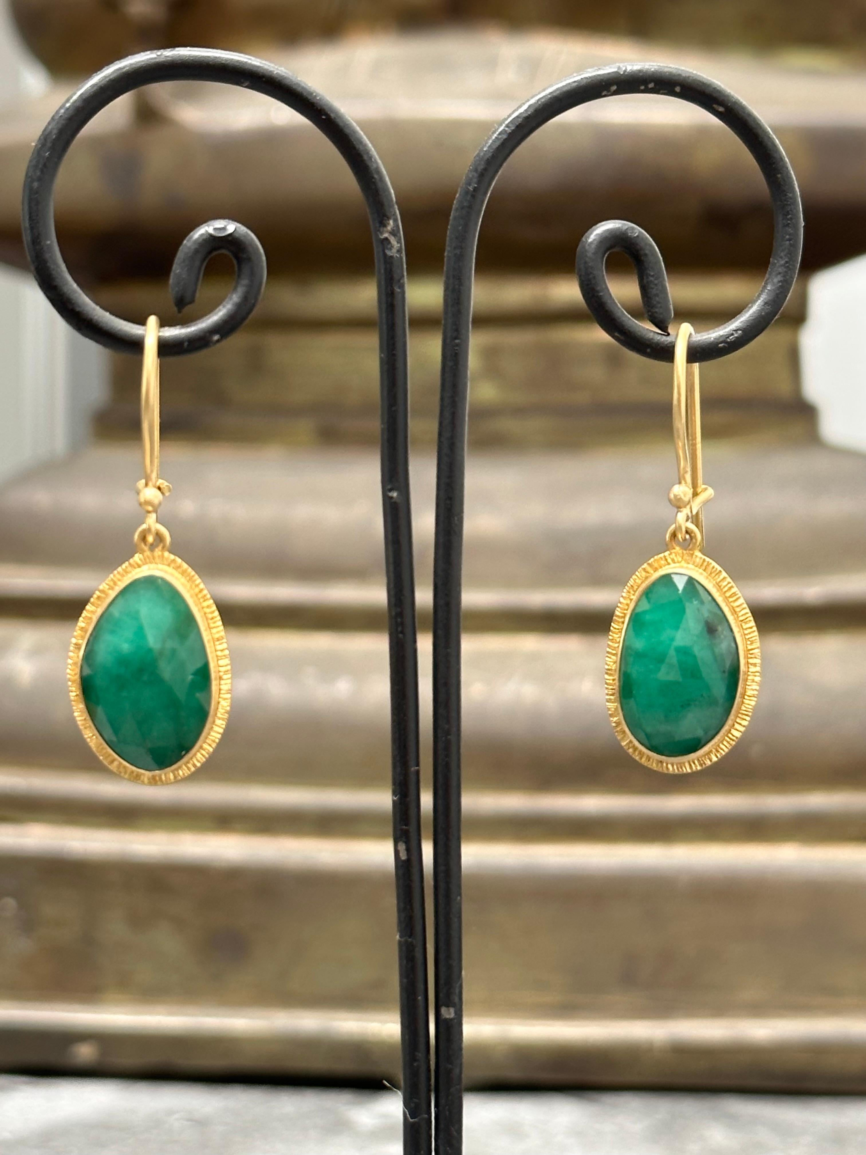 Contemporary Steven Battelle 6.3 Carats Emeralds 18K Gold Wire Earrings For Sale