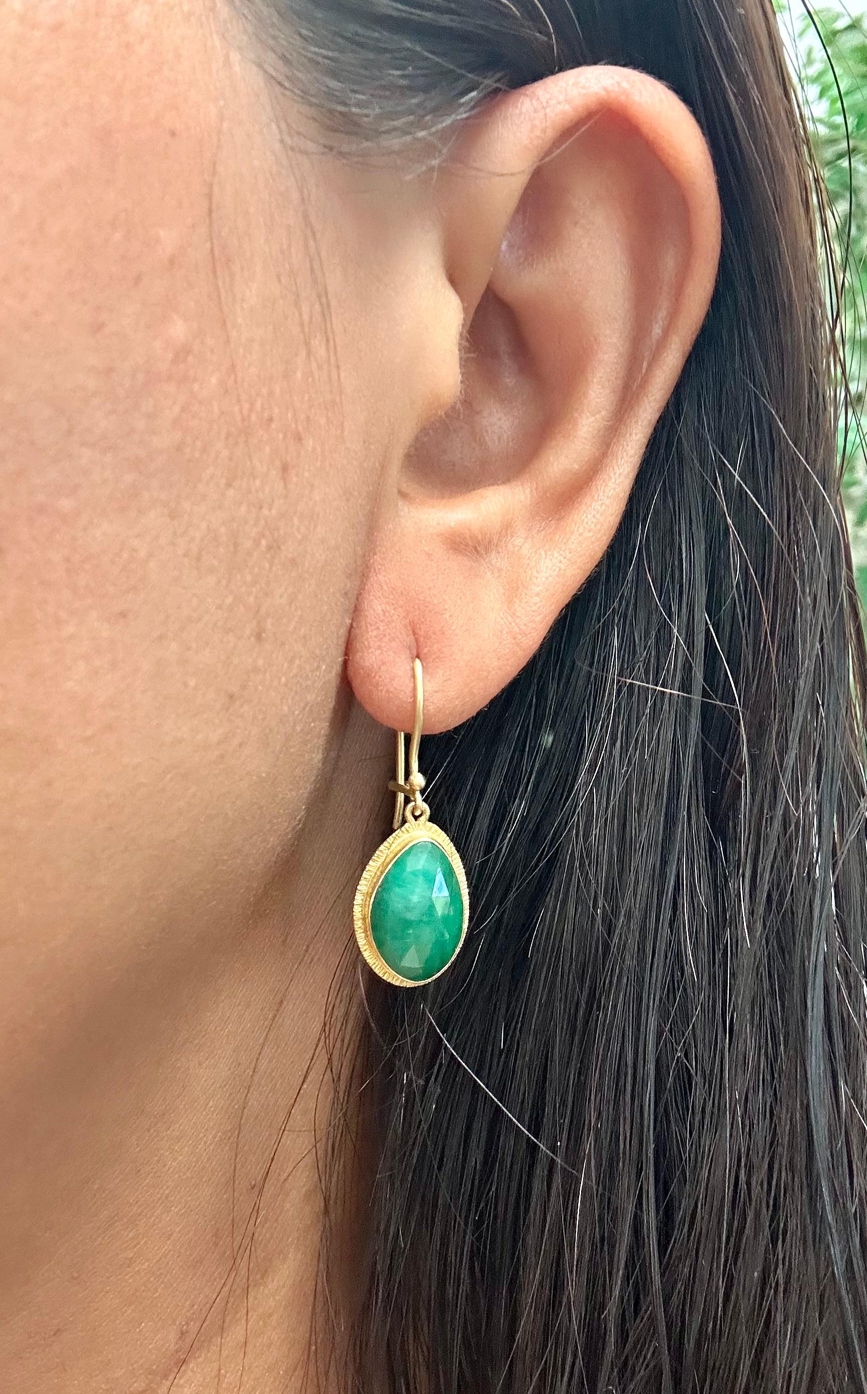 Steven Battelle 6.3 Carats Emeralds 18K Gold Wire Earrings For Sale 1