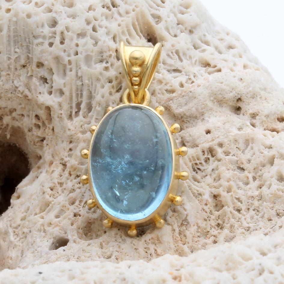Ein klarer, 10 x 14 mm großer ovaler Aquamarin-Cabochon ist in mattes, handgefertigtes 18-karätiges Gold gefasst, dessen große, strahlenförmig verteilte 