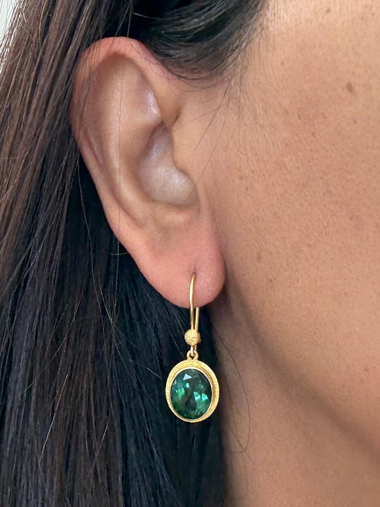 Orecchini in oro 18K con tormalina verde da 6,5 carati di Steven Battelle in vendita 4