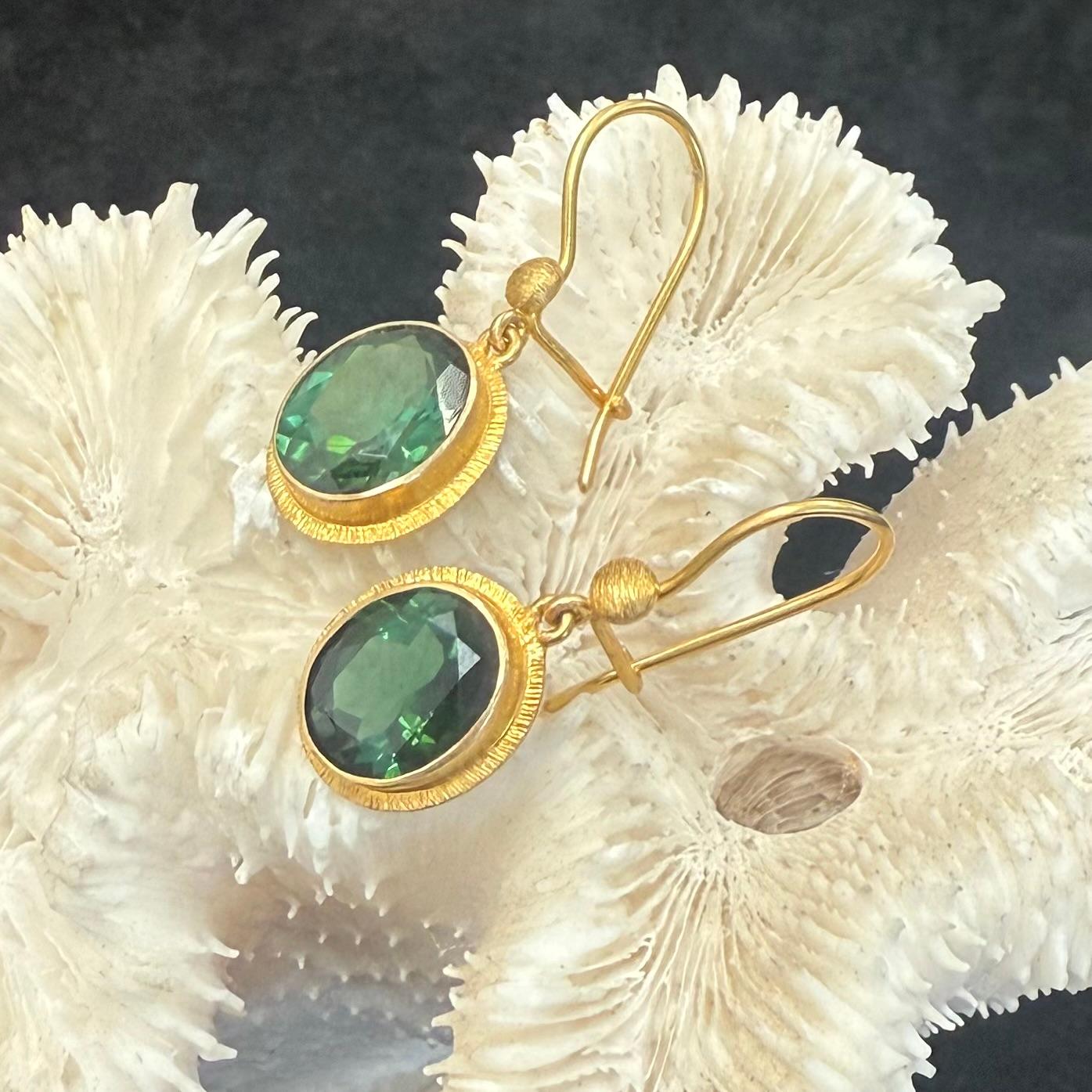 Contemporaneo Orecchini in oro 18K con tormalina verde da 6,5 carati di Steven Battelle in vendita