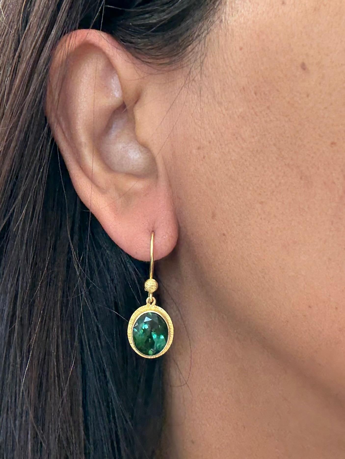 Taglio a rosa Orecchini in oro 18K con tormalina verde da 6,5 carati di Steven Battelle in vendita