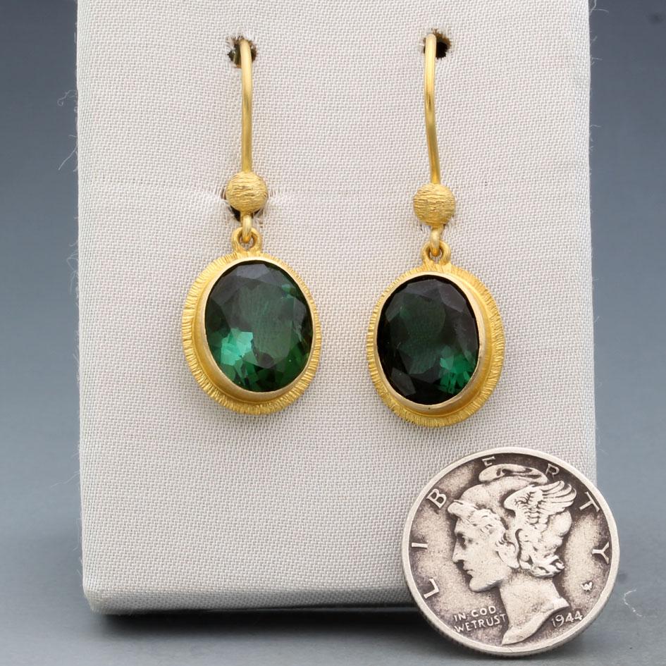 Orecchini in oro 18K con tormalina verde da 6,5 carati di Steven Battelle In condizioni Nuovo in vendita a Soquel, CA