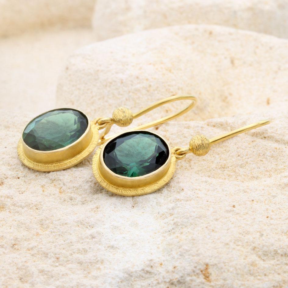 Orecchini in oro 18K con tormalina verde da 6,5 carati di Steven Battelle in vendita 1