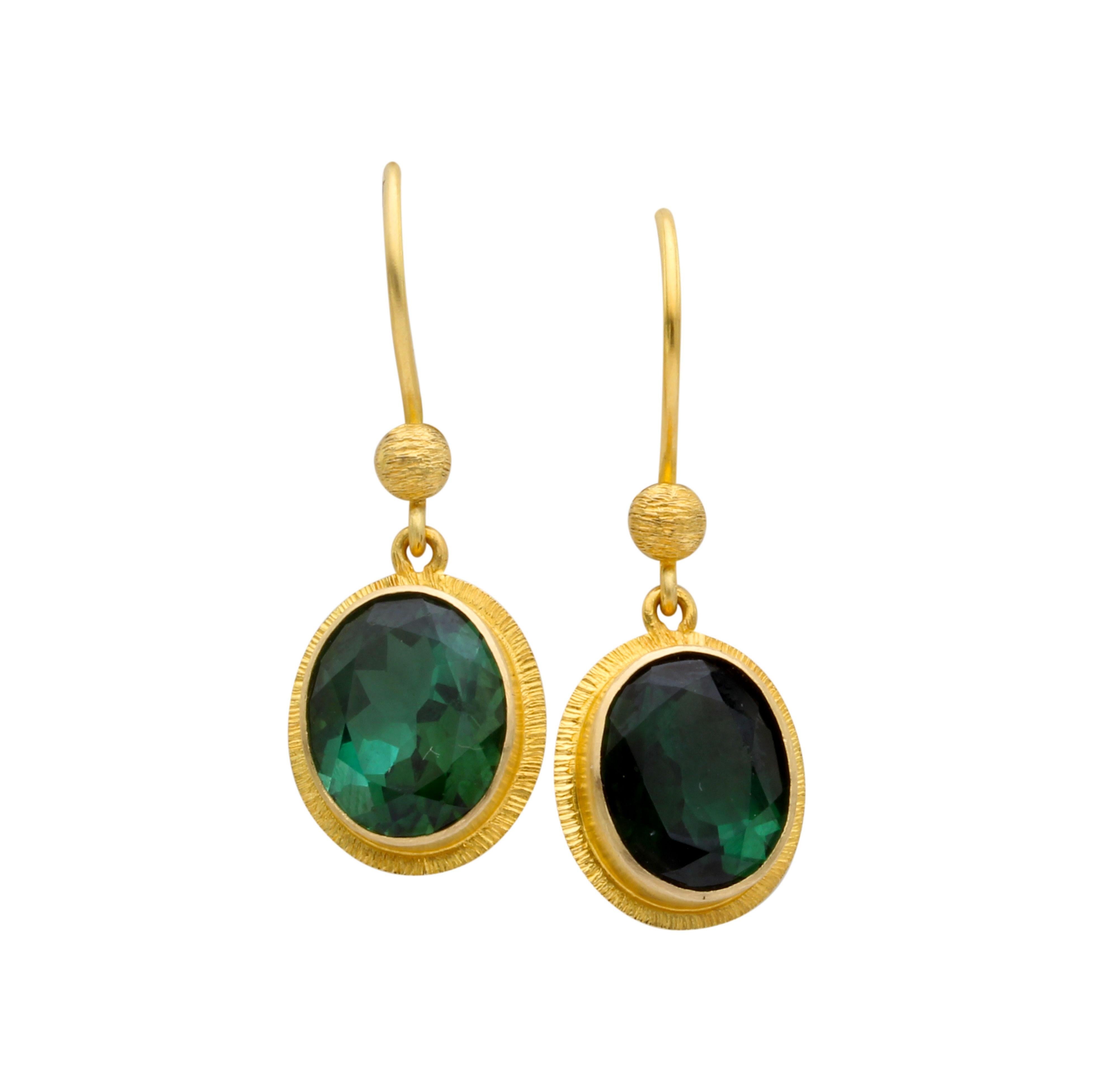 Orecchini in oro 18K con tormalina verde da 6,5 carati di Steven Battelle in vendita 2