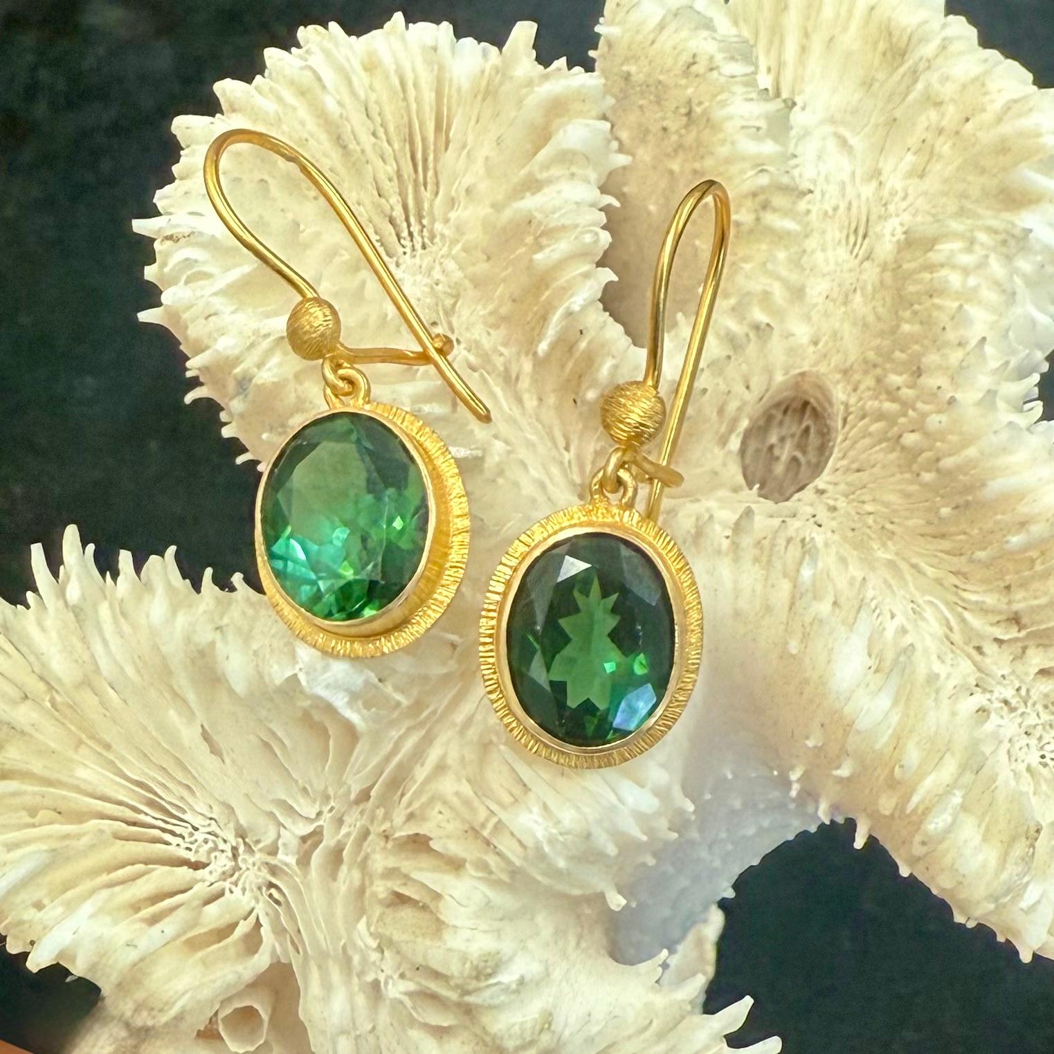 Orecchini in oro 18K con tormalina verde da 6,5 carati di Steven Battelle in vendita 3
